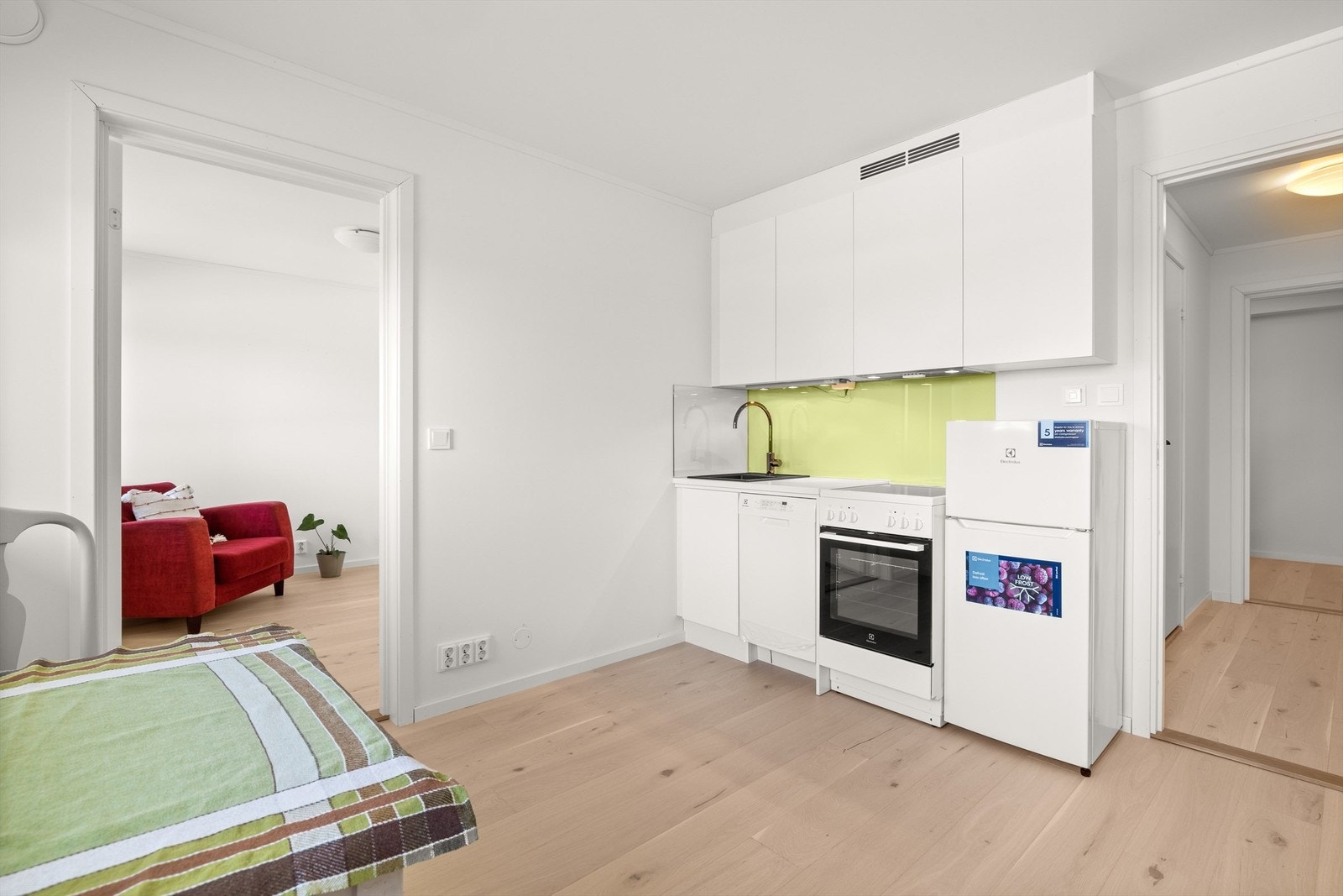 Kjøkken, med oppvaskmaskin, stekeovn og kjøl Galleribilde