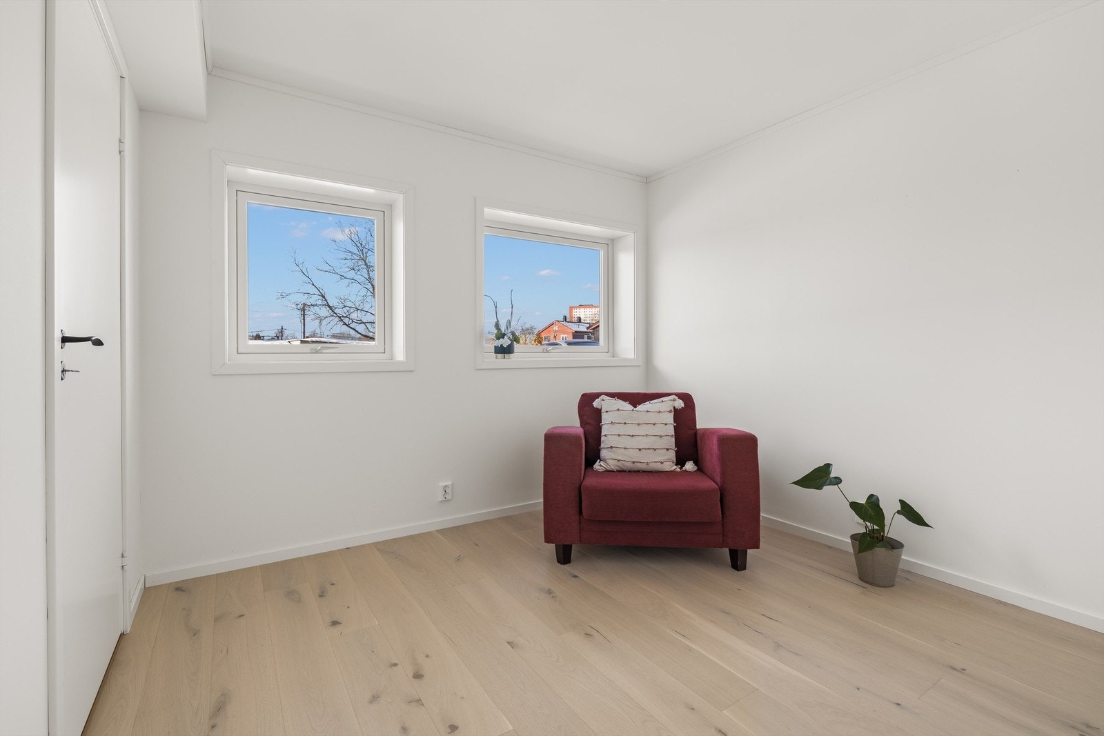 Lys stue. Vinduene har doble plisségardiner og solfilm, men er ikke avbildet Galleribilde