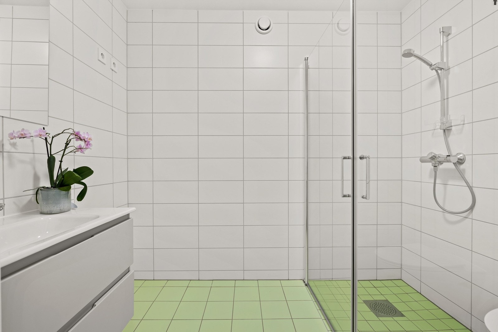 Bad med dusj og WC (ikke avbildet: kombi vaskemaskin med tørkefunksjon, kommer!) Galleribilde