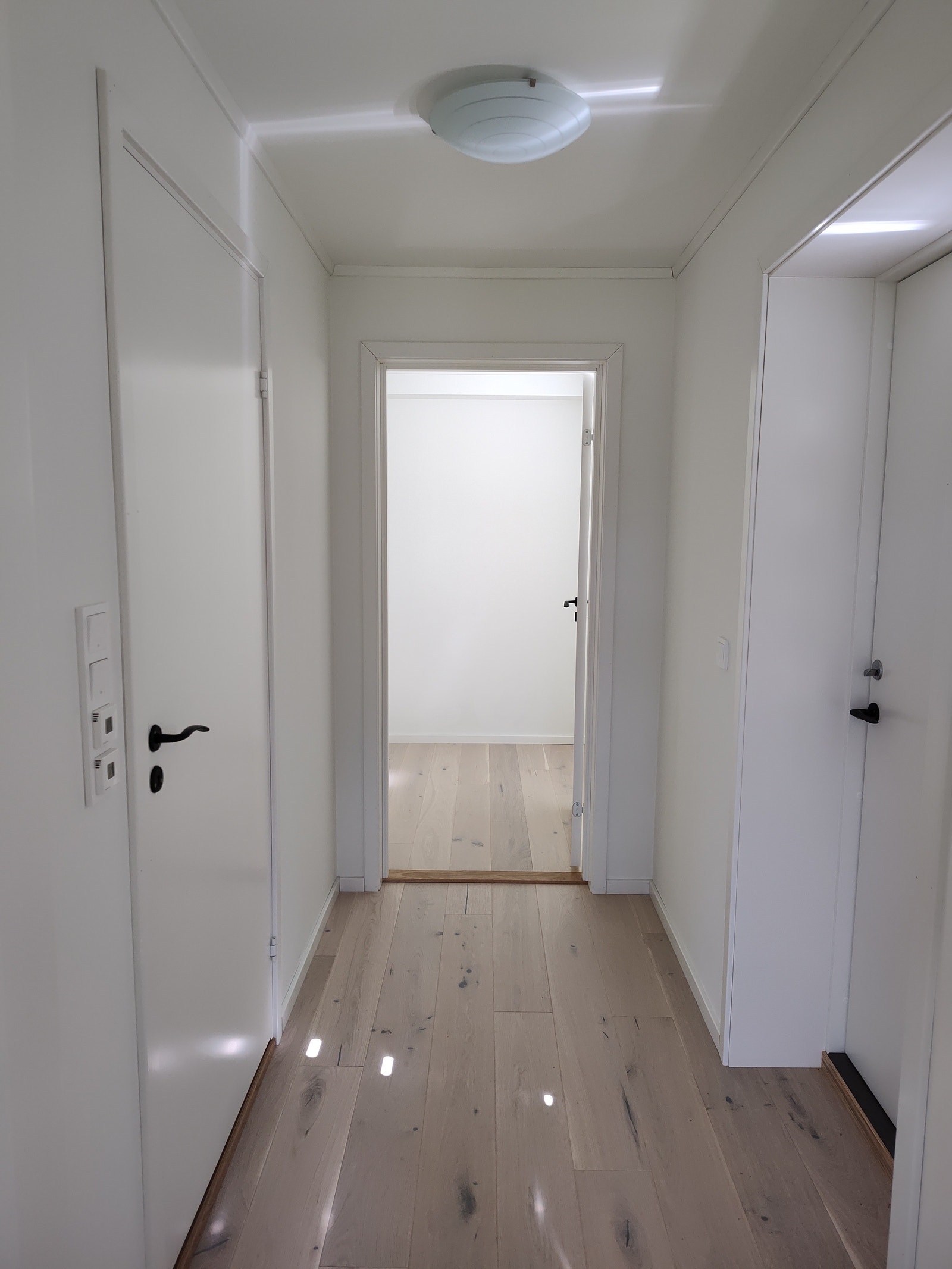 Et noe mindre og har ett vindu (rømningsstige er montert under vindu) Galleribilde