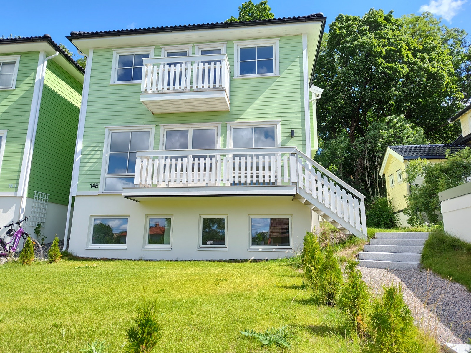 4 store vindusflater ut mot hage Galleribilde