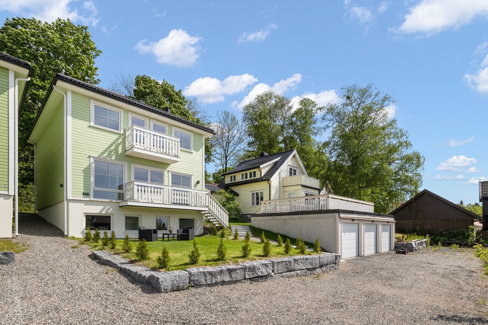 Utleiedelen ligger i underetasjen, med utsikt til hage Galleribilde