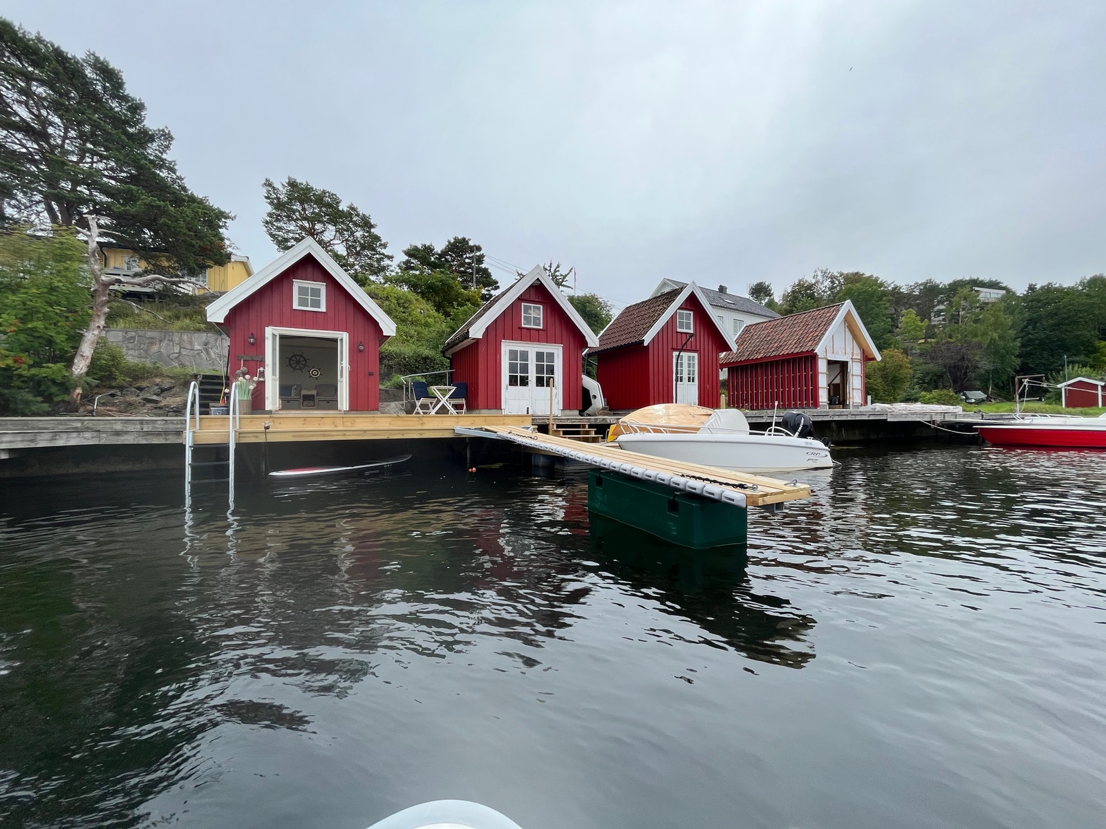 Her kan man sitte hele dagen med bading, krabbefiske og sommerstemning helt til solen går ned Galleribilde