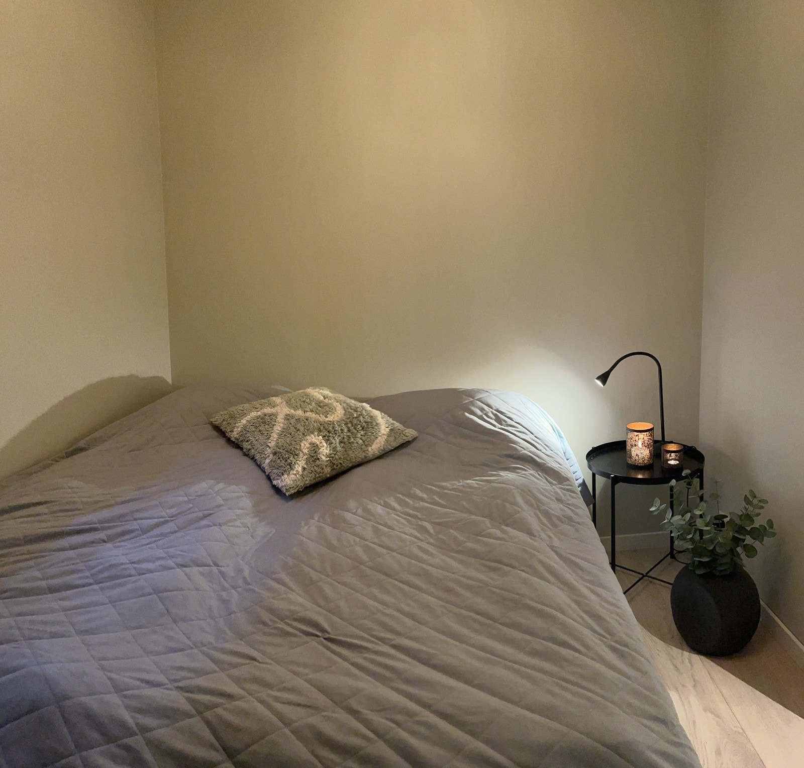 NB! Seng medfølger ikke i leien. Sengen på bildet er 160 cm bred. Galleribilde