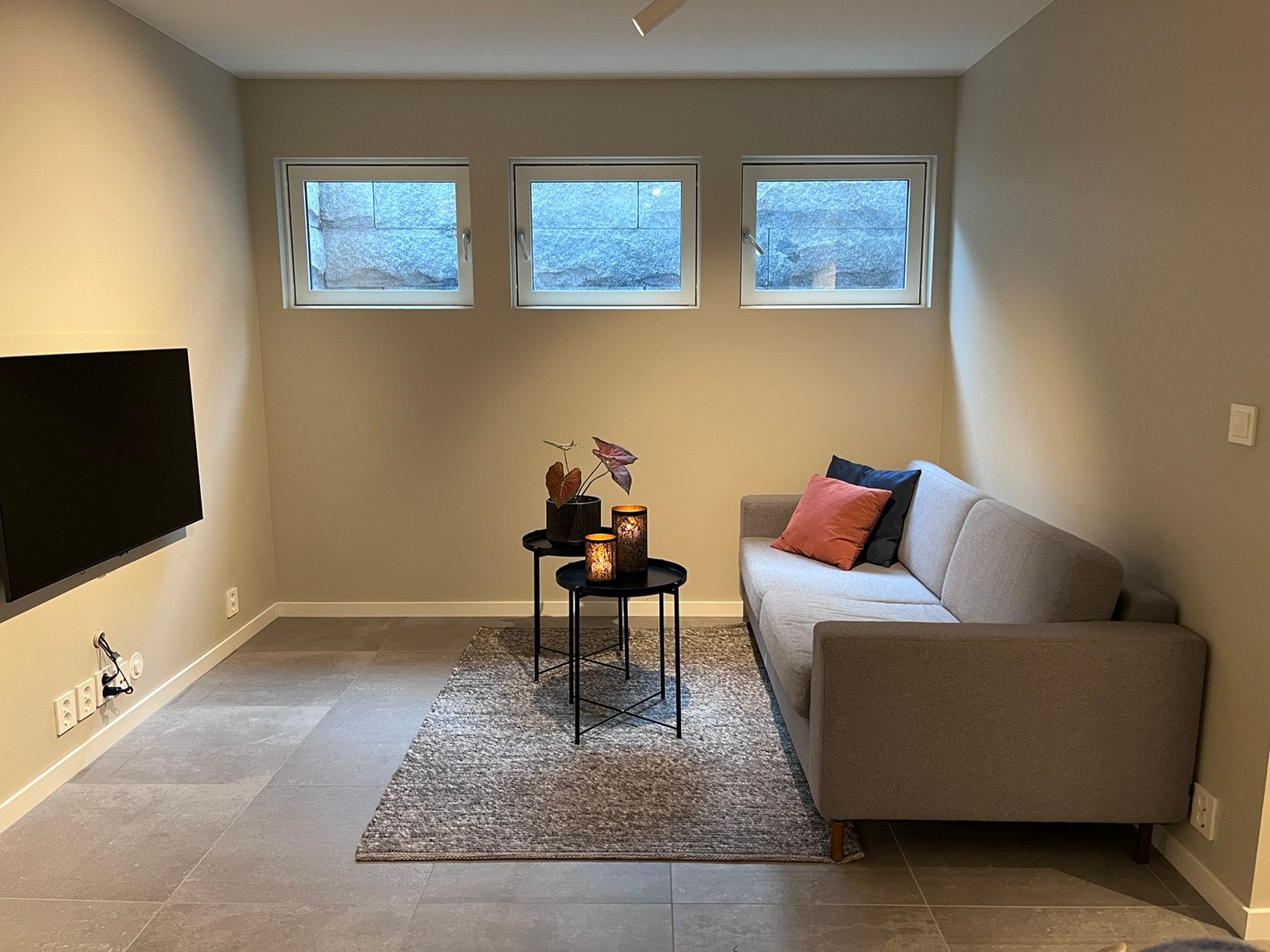 Vegghengt 50-tommers TV er inkludert i leien Galleribilde