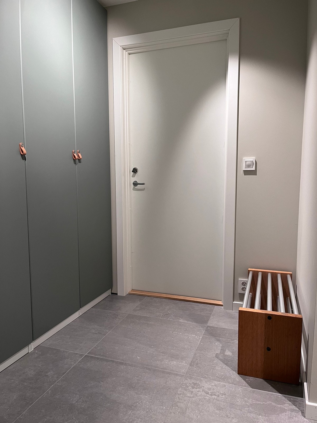 Gang med god garderobeplass Galleribilde