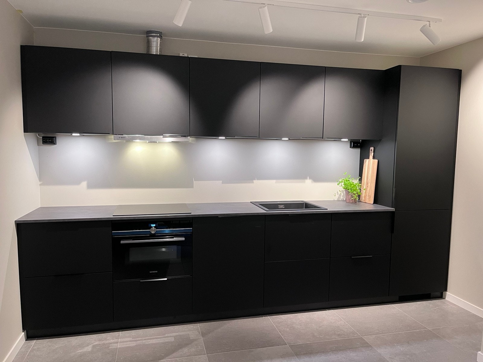 Stort, nytt kjøkken (mangler blandebatteri på bildet) Galleribilde