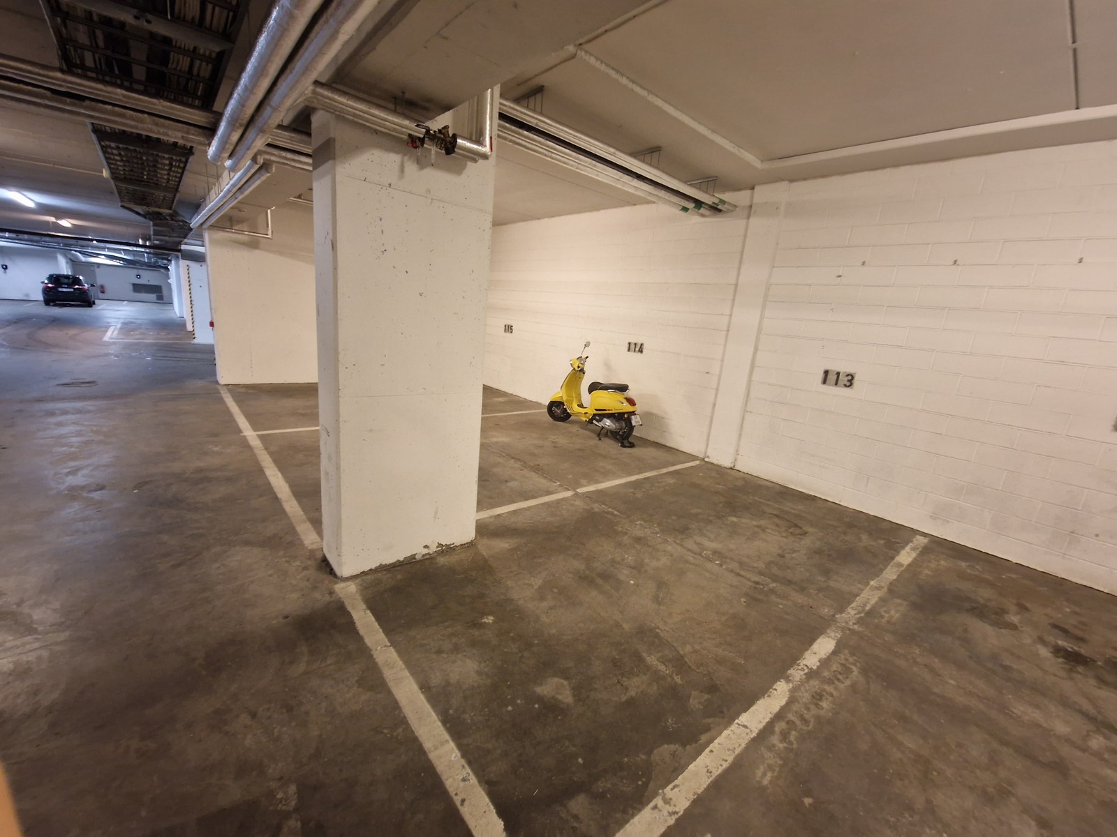 Før oppussing. God plass til både bil og sykkel/moped på plass 113. Galleribilde