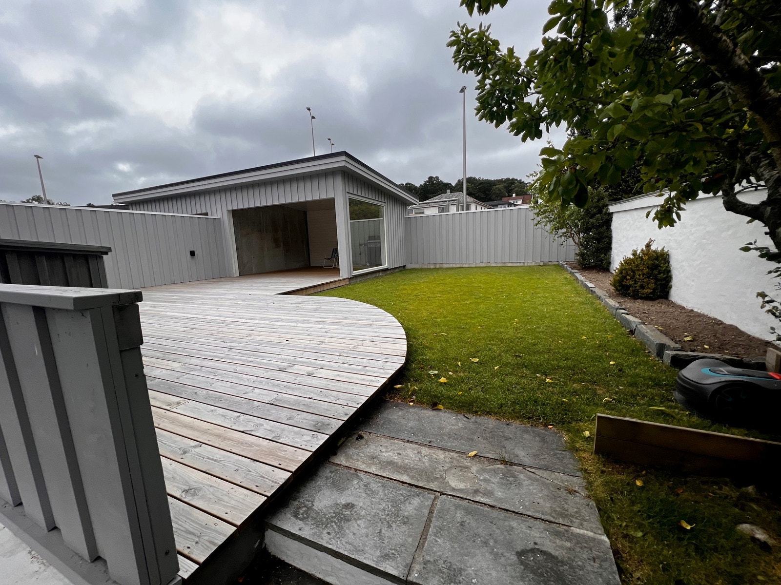 Hagen er vestvendt og har meget gode solforhold og er skjermet både når det gjelder vind og innsyn.
16 m2 overdekket terresse Galleribilde