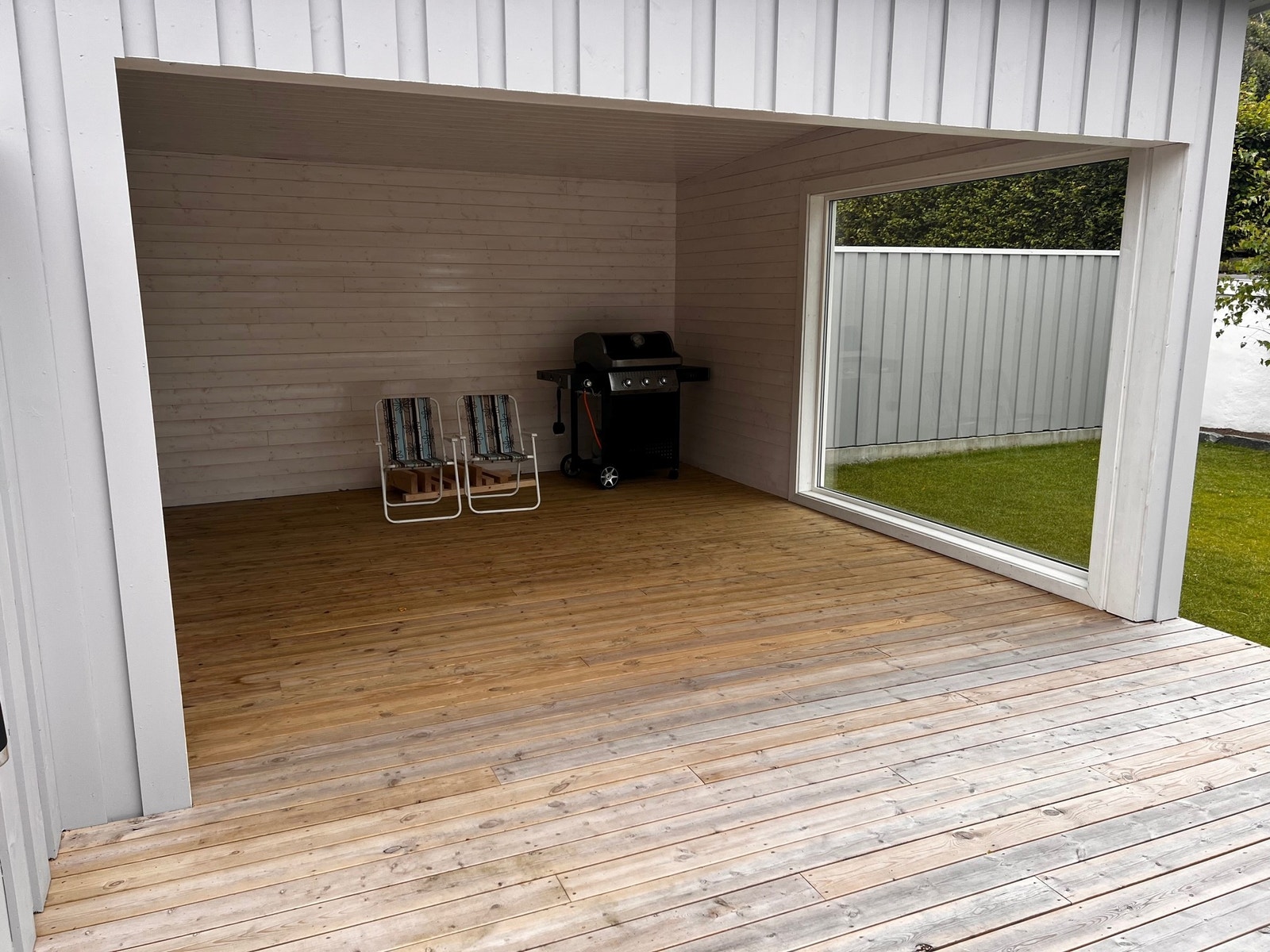 Hagen er vestvendt og har meget gode solforhold og er skjermet både når det gjelder vind og innsyn.
16 m2 overdekket terresse Galleribilde