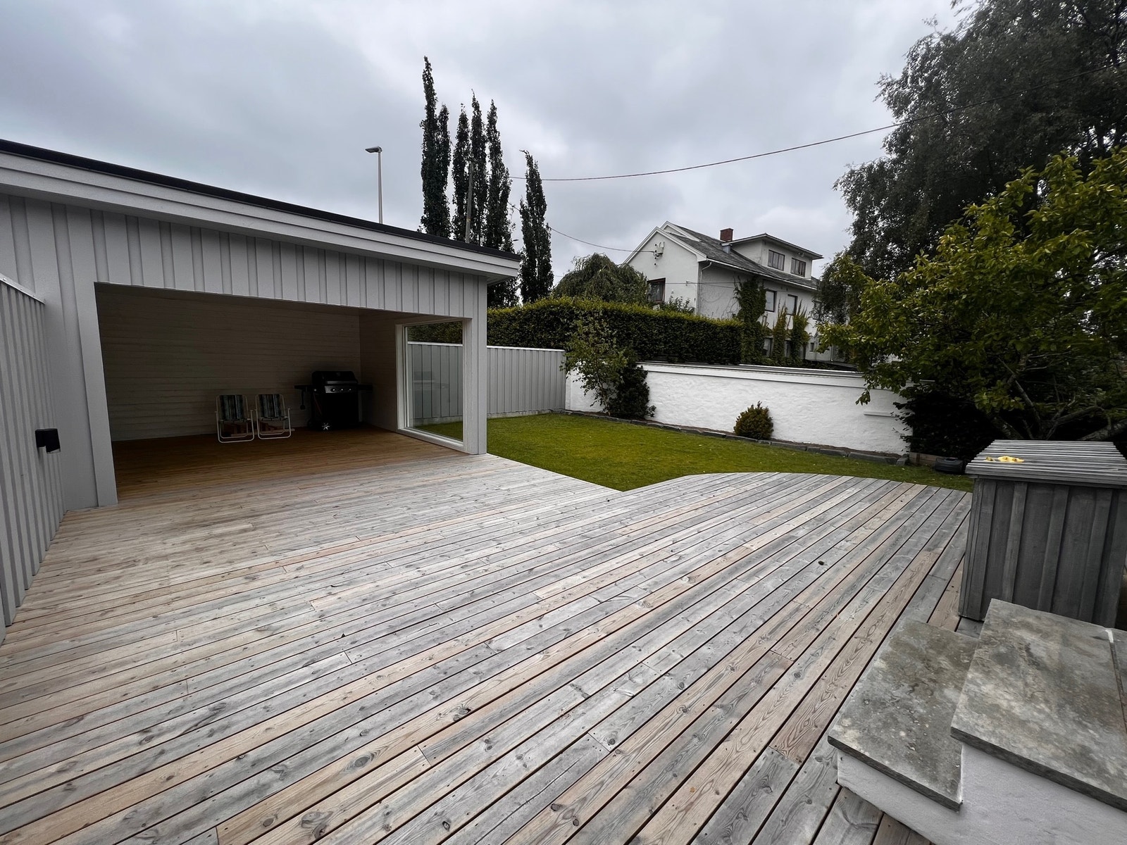 Hagen er vestvendt og har meget gode solforhold og er skjermet både når det gjelder vind og innsyn.
16 m2 overdekket terresse Galleribilde