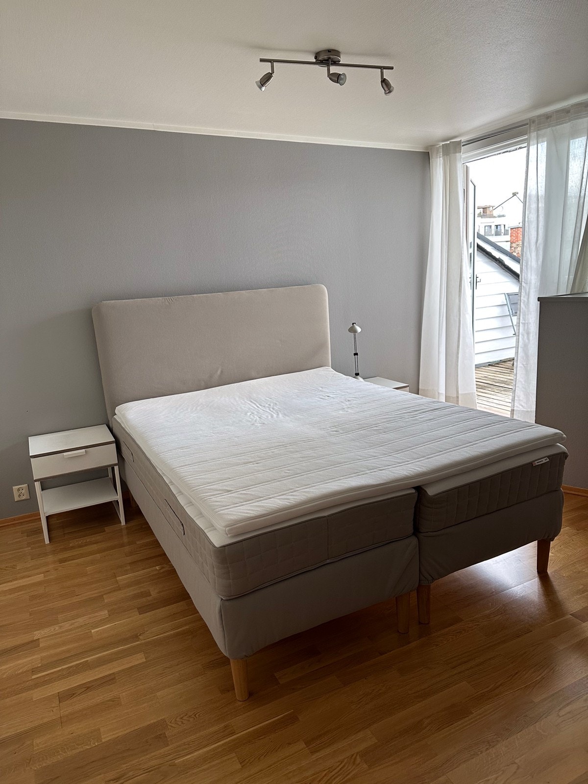 Soverom 2 med verandadør til uteplass Galleribilde