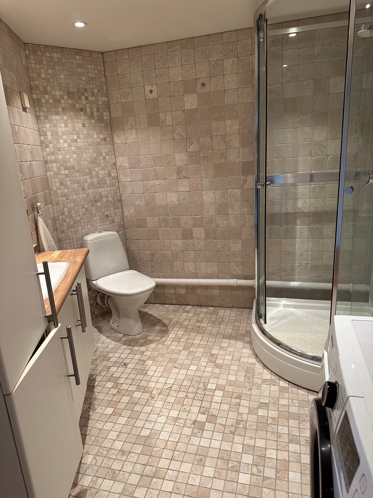 Bad med varmekabler og vaskemaskin Galleribilde