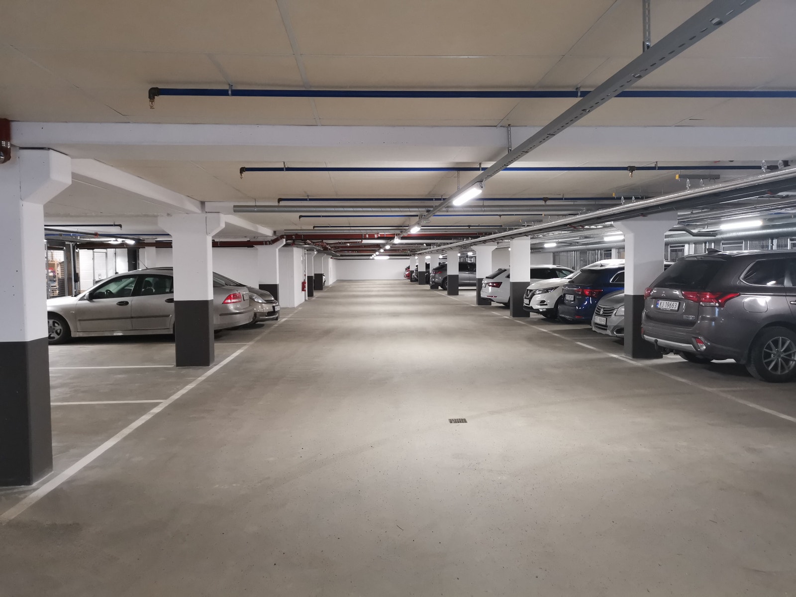 Parkeringskjeller med sportsbod Galleribilde