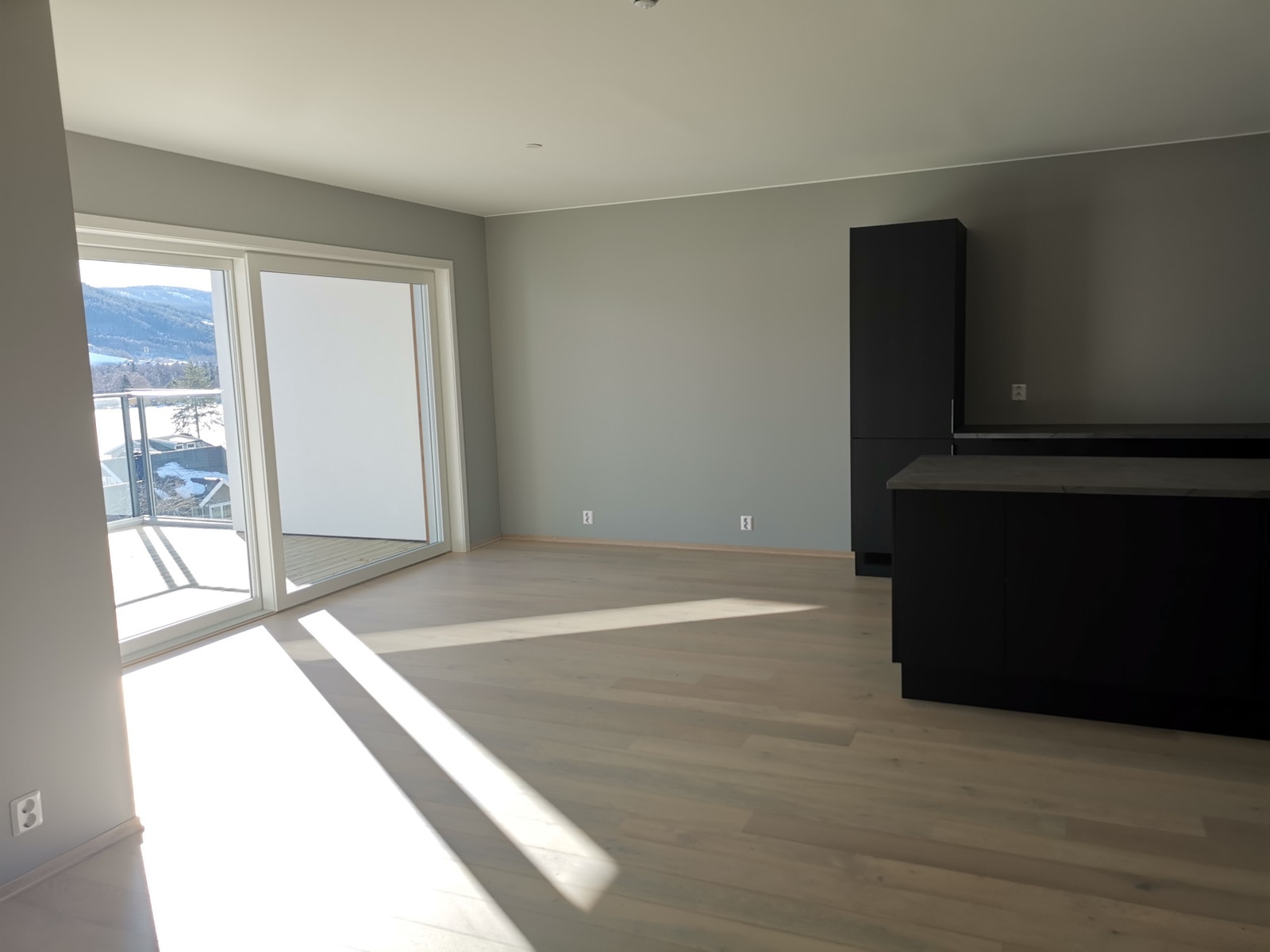 Stue med dør til balkong Galleribilde