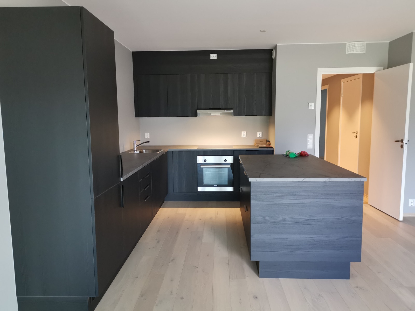 Kjøkken med kjøkkenøy Galleribilde