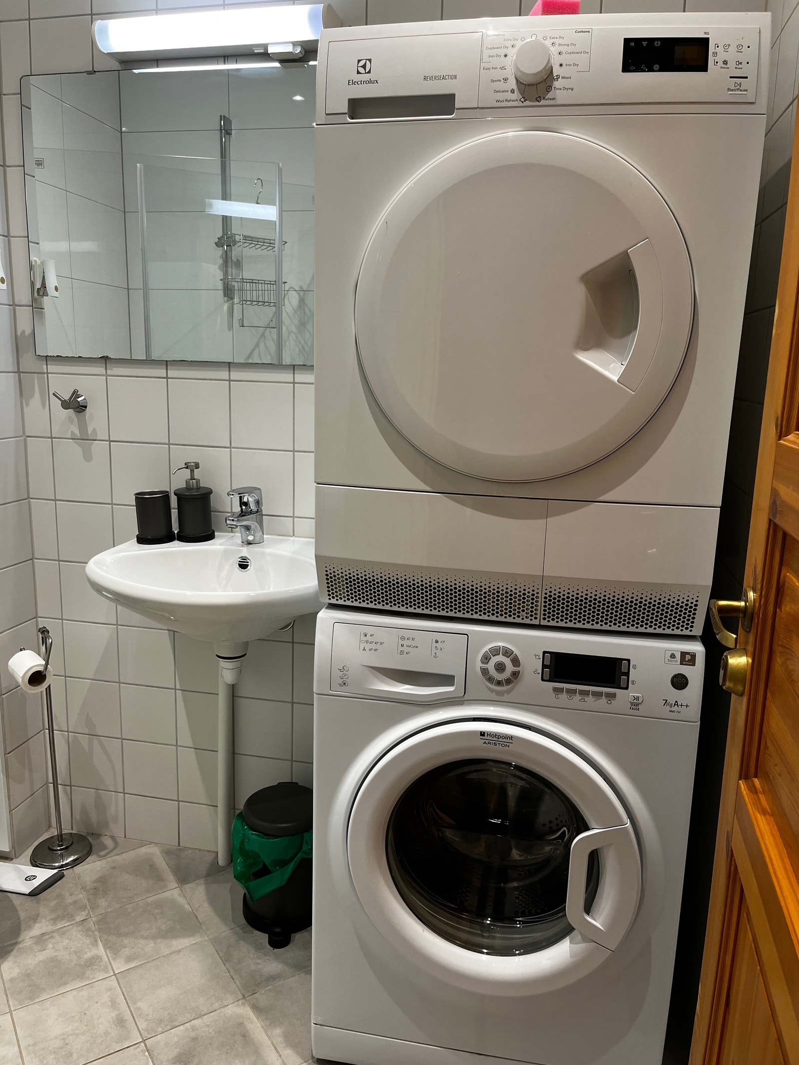 Vaskemaskin og tørketrommel på badet. Galleribilde