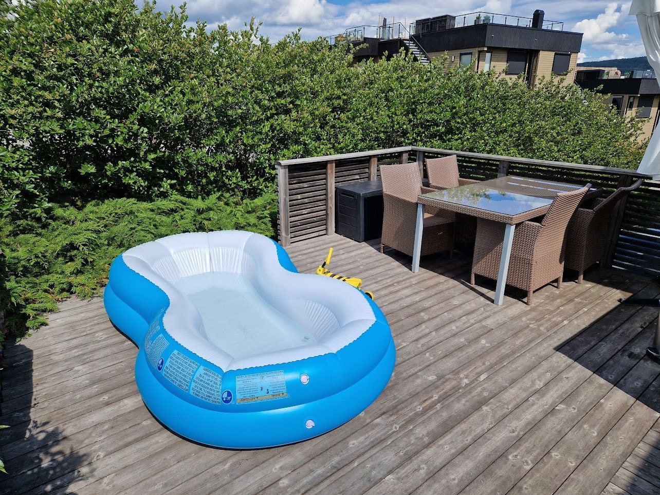 Flott uteplass som leiligheten disponerer. Ettermiddagssol Galleribilde