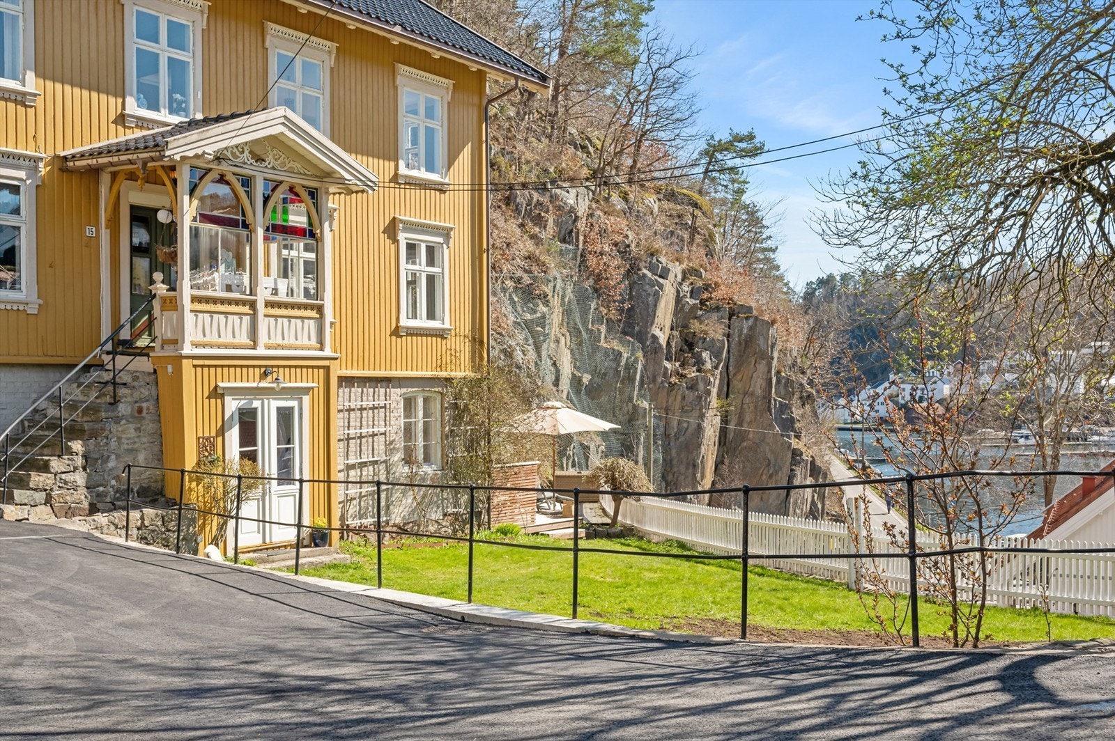 Stor uteplass med parkering Galleribilde