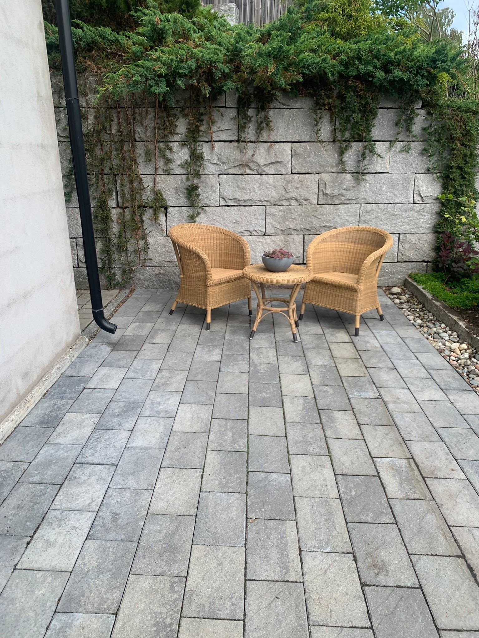 Egen uteplass med belegningsstein og gode solforhold Galleribilde