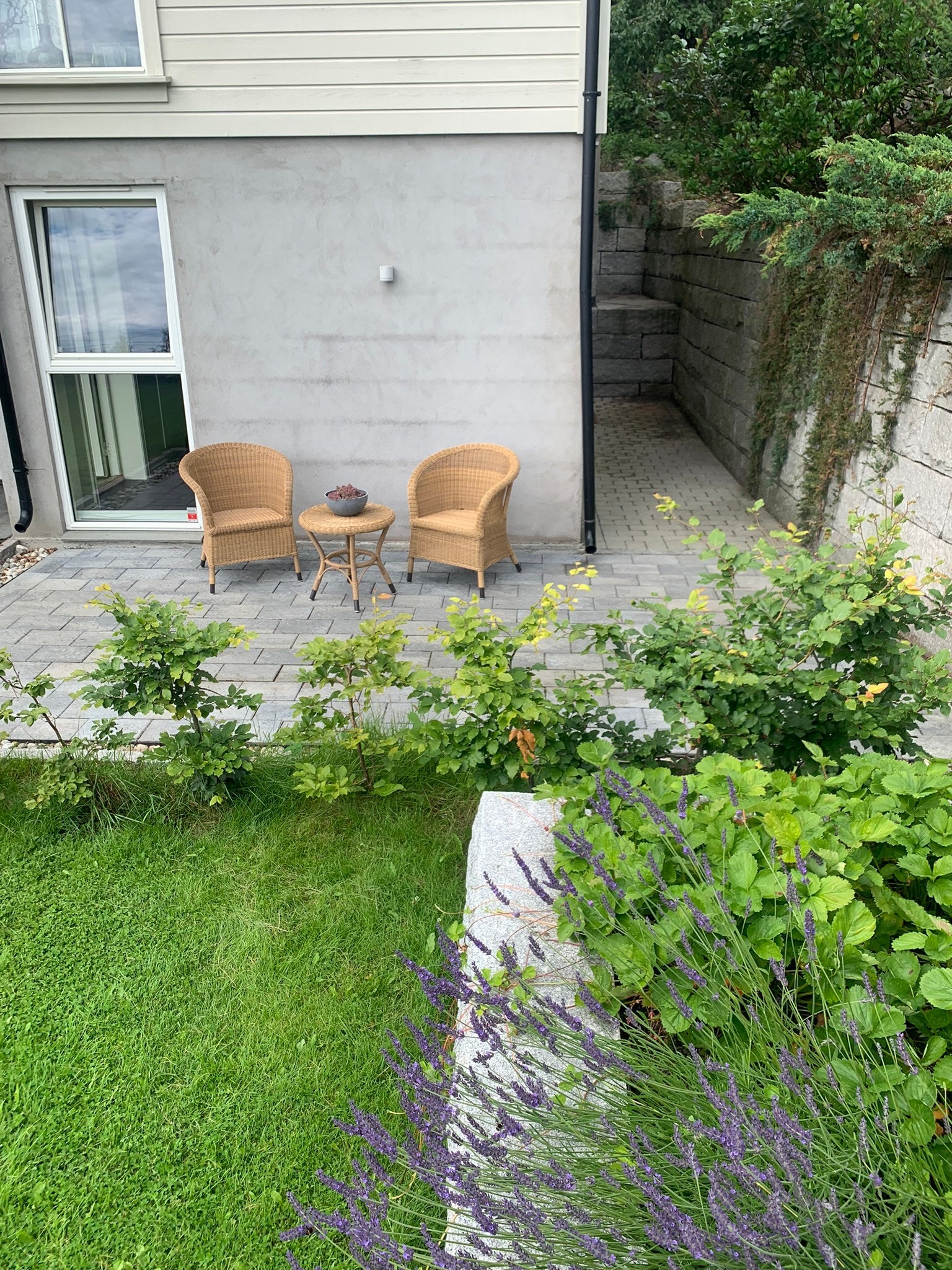 Egen hellelagt uteplass med gode solforhold Galleribilde