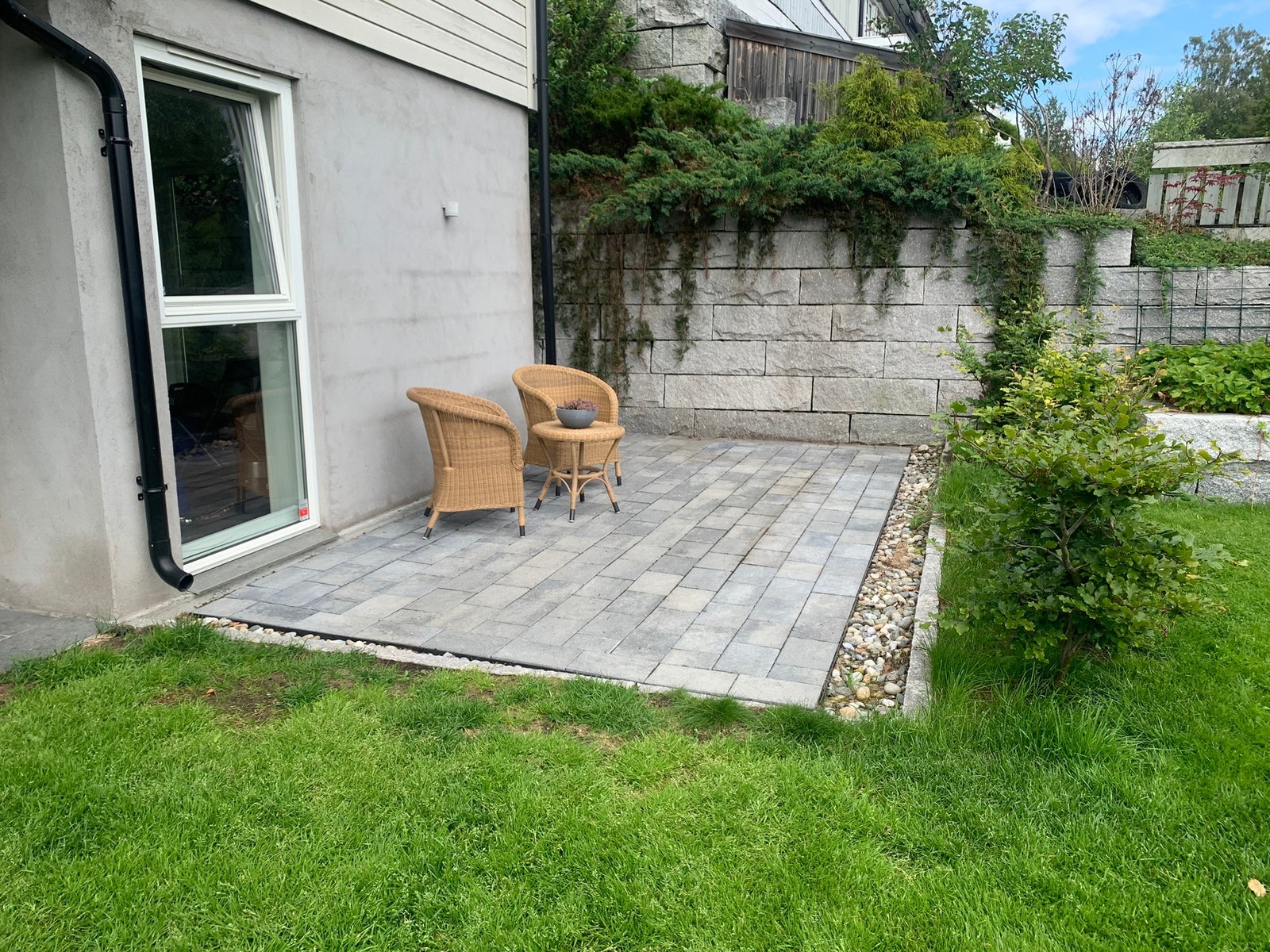 Egen hellelagt uteplass med gode solforhold Galleribilde