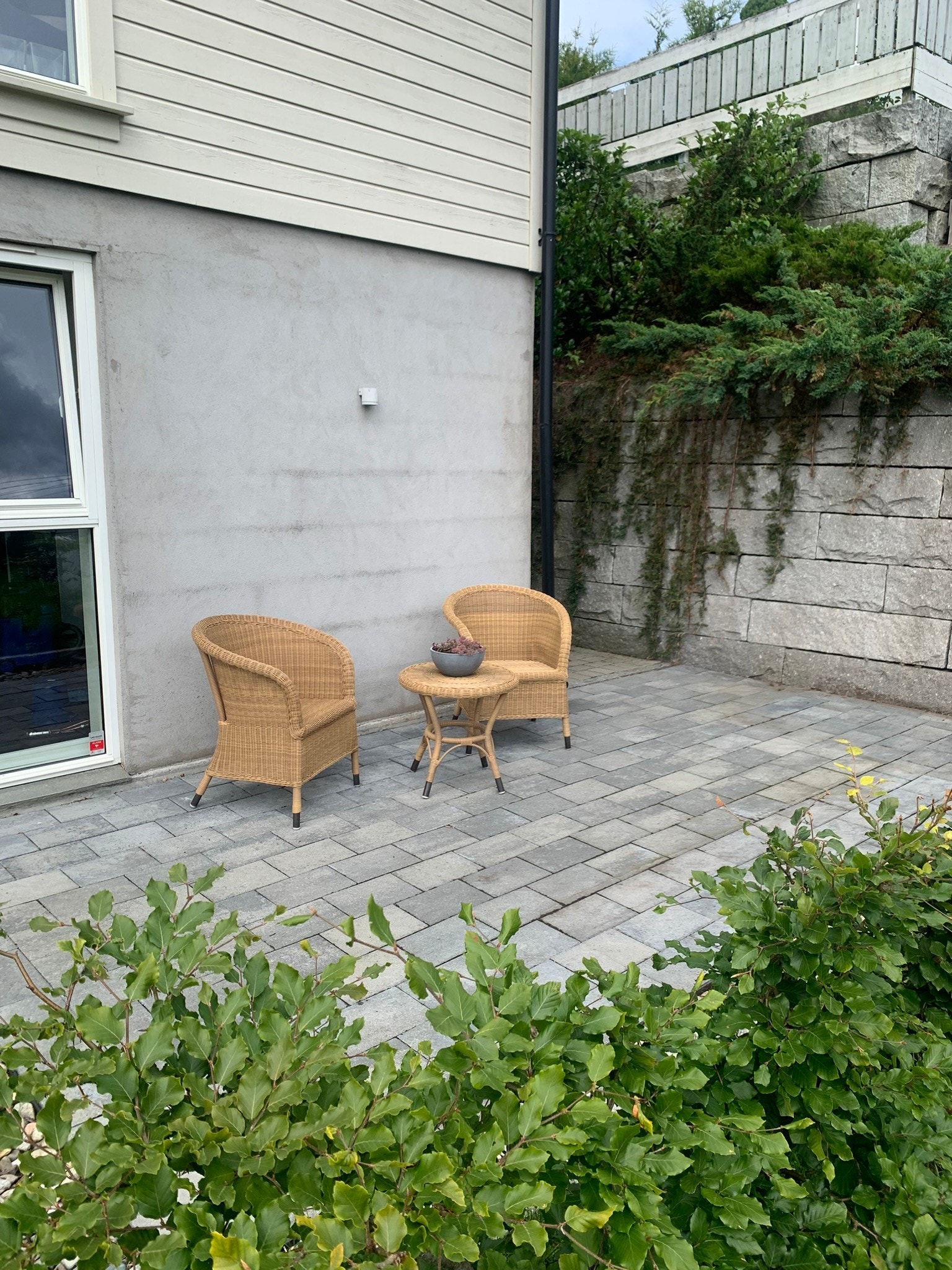 Egen hellelagt uteplass med gode solforhold Galleribilde