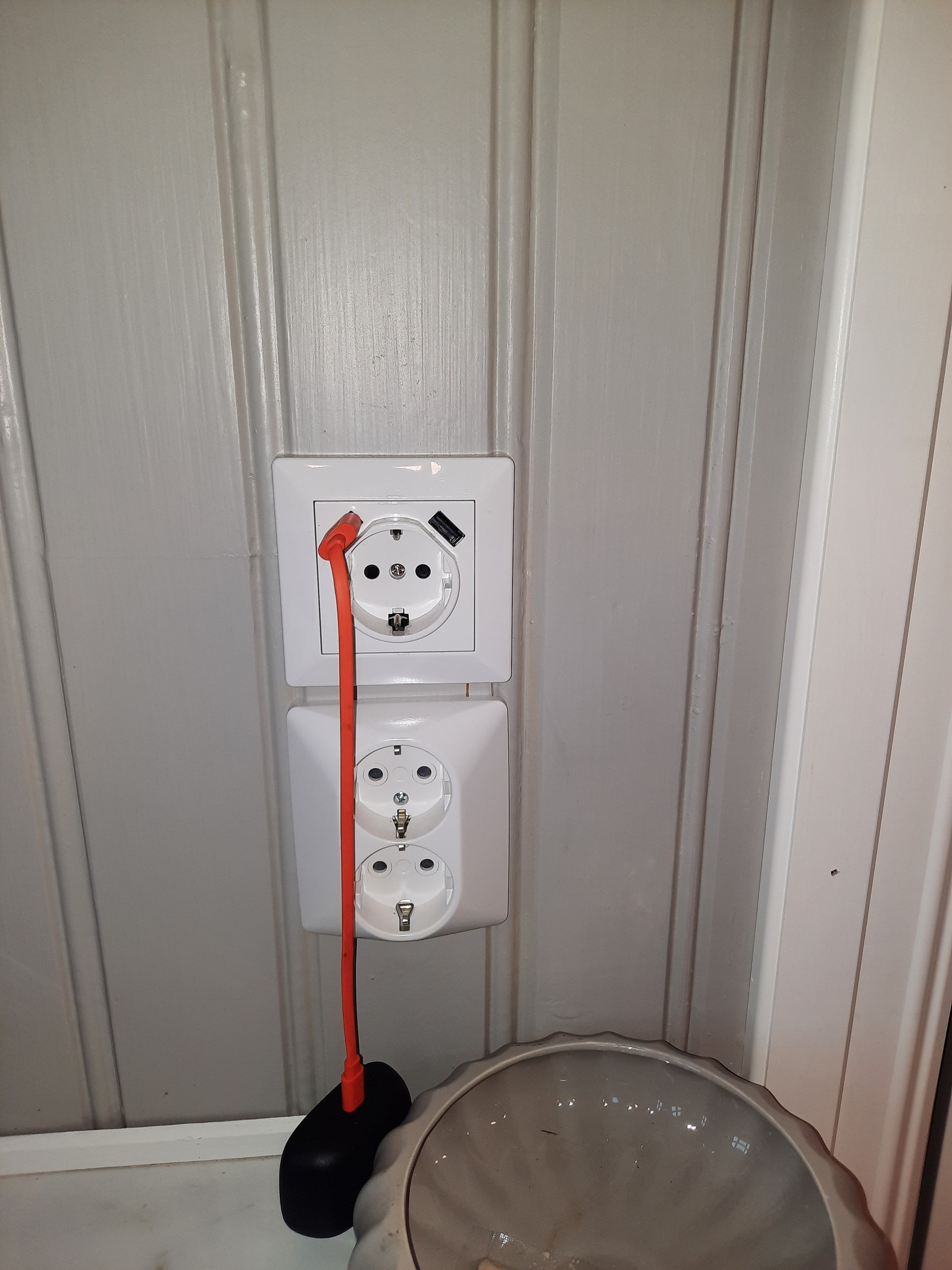 Usb lader kjøkkenbenk og rikelig med stikk Galleribilde