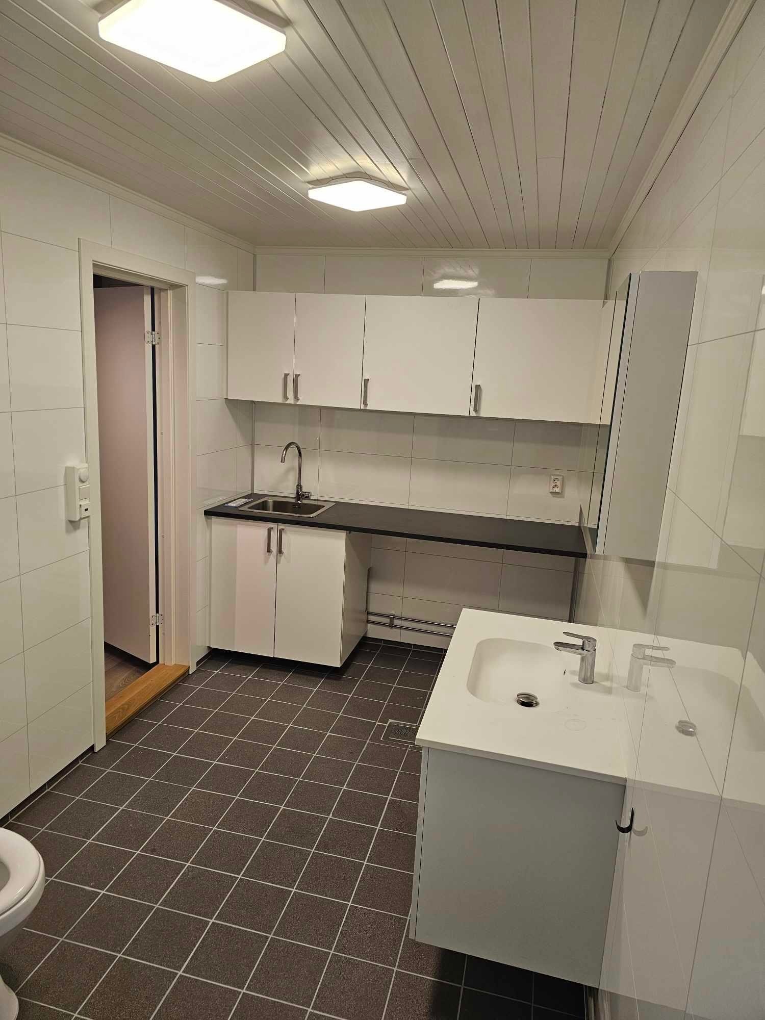 Kombinert bad og vaskerom. Galleribilde