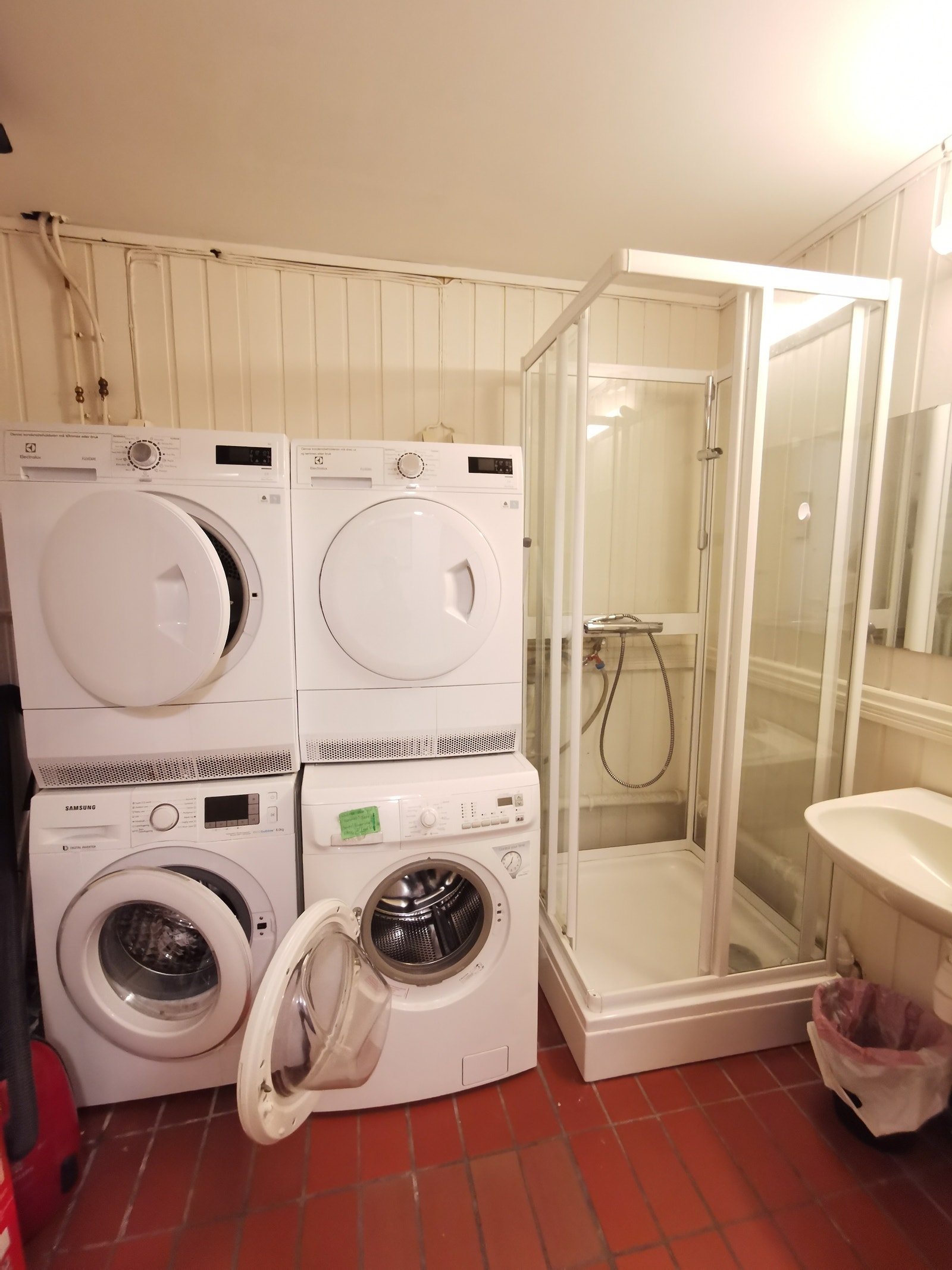 Felles vaskerom med vaskemaskiner og tørketromler Galleribilde