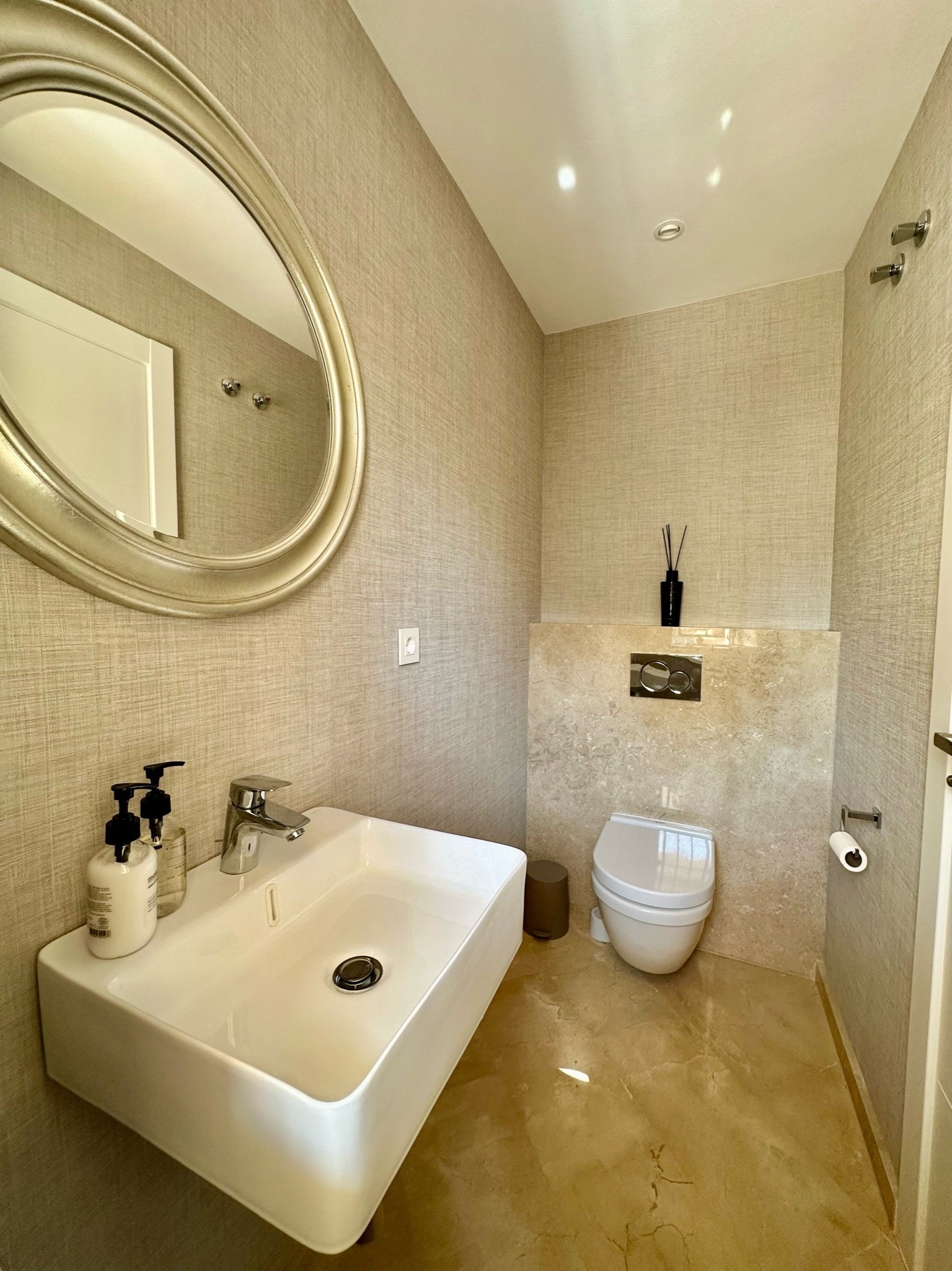 Gjestetoalett hall Galleribilde