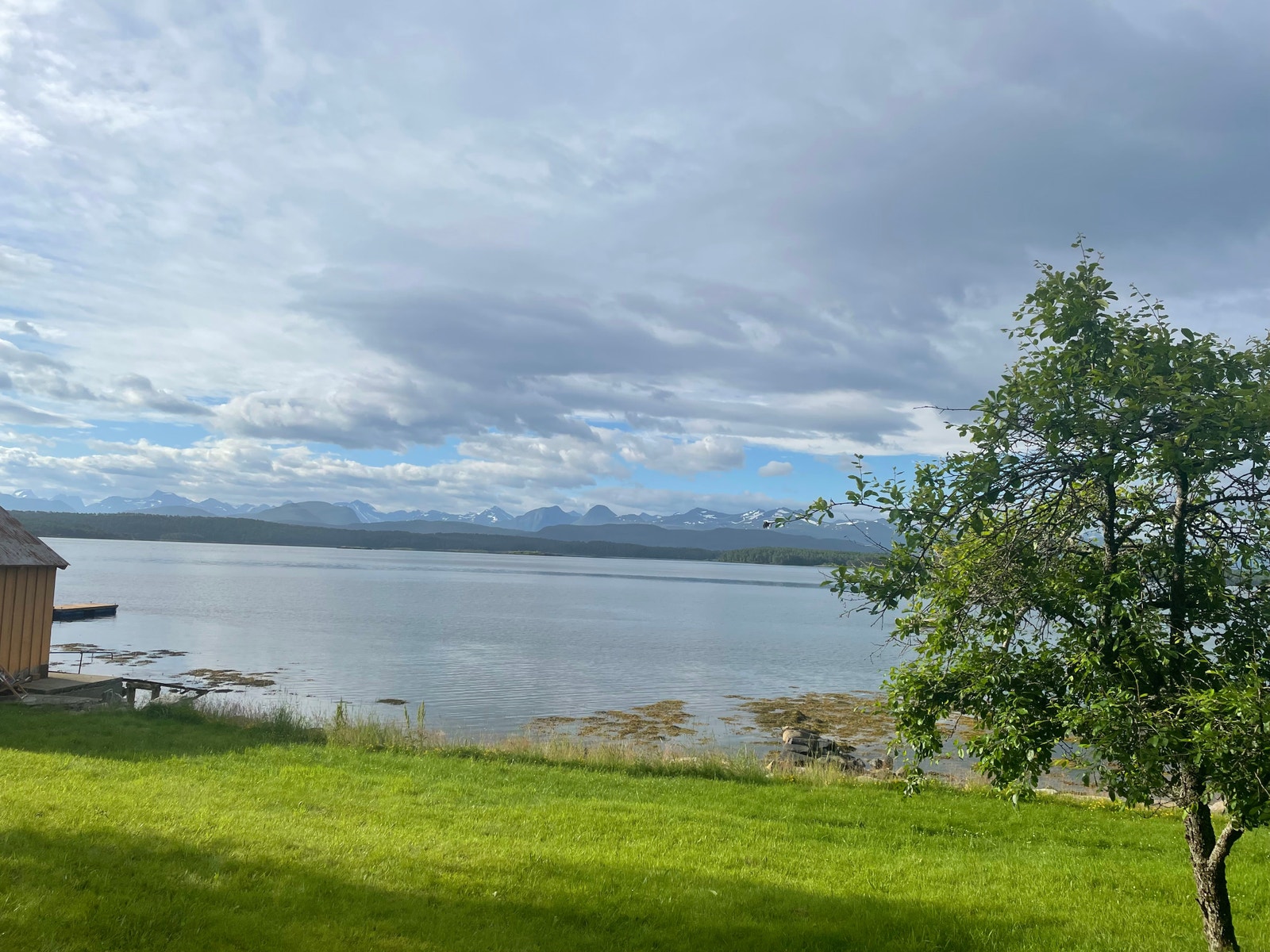 Strandlinje, naust og Romsdalsalpene Galleribilde