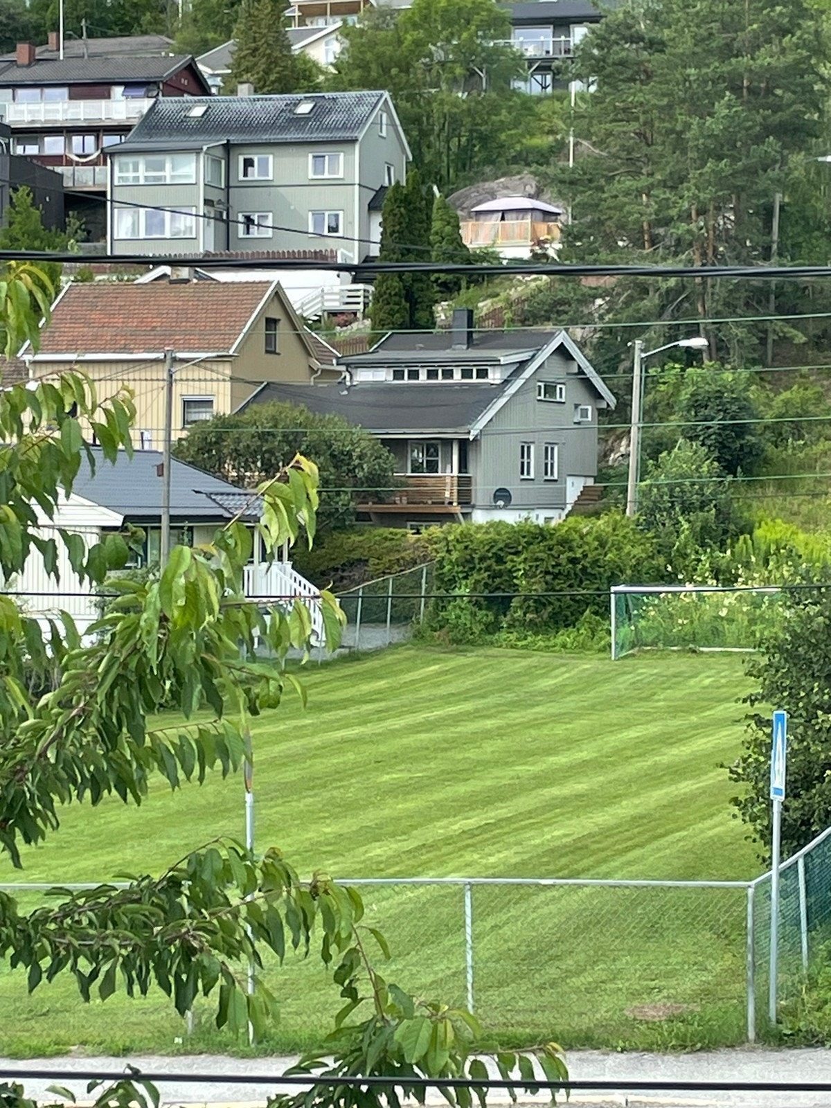 fotballbane sett fra kjøkkenet Galleribilde