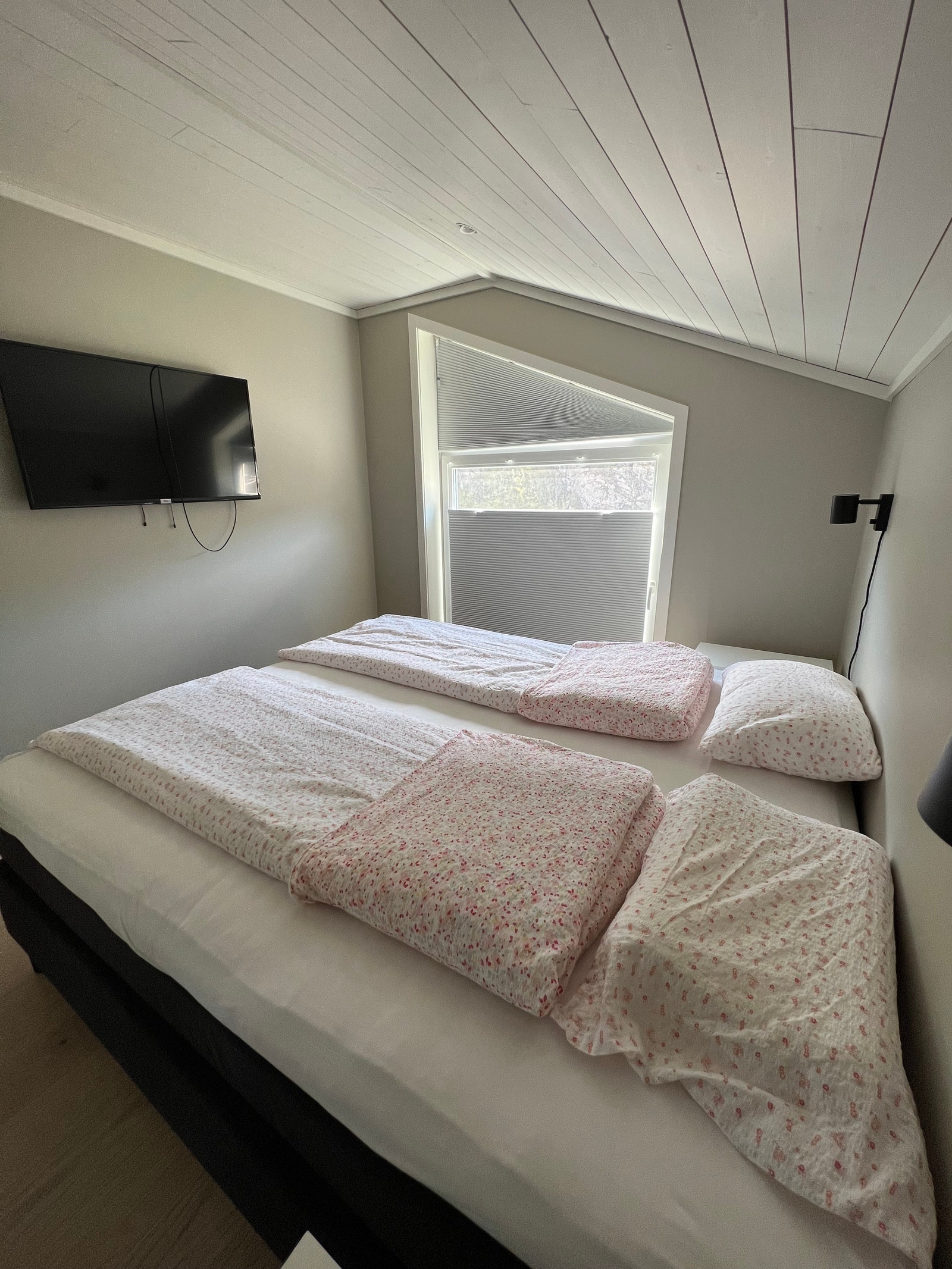 Soverom med smart TV
Dobbelseng 180x200, King Size Galleribilde