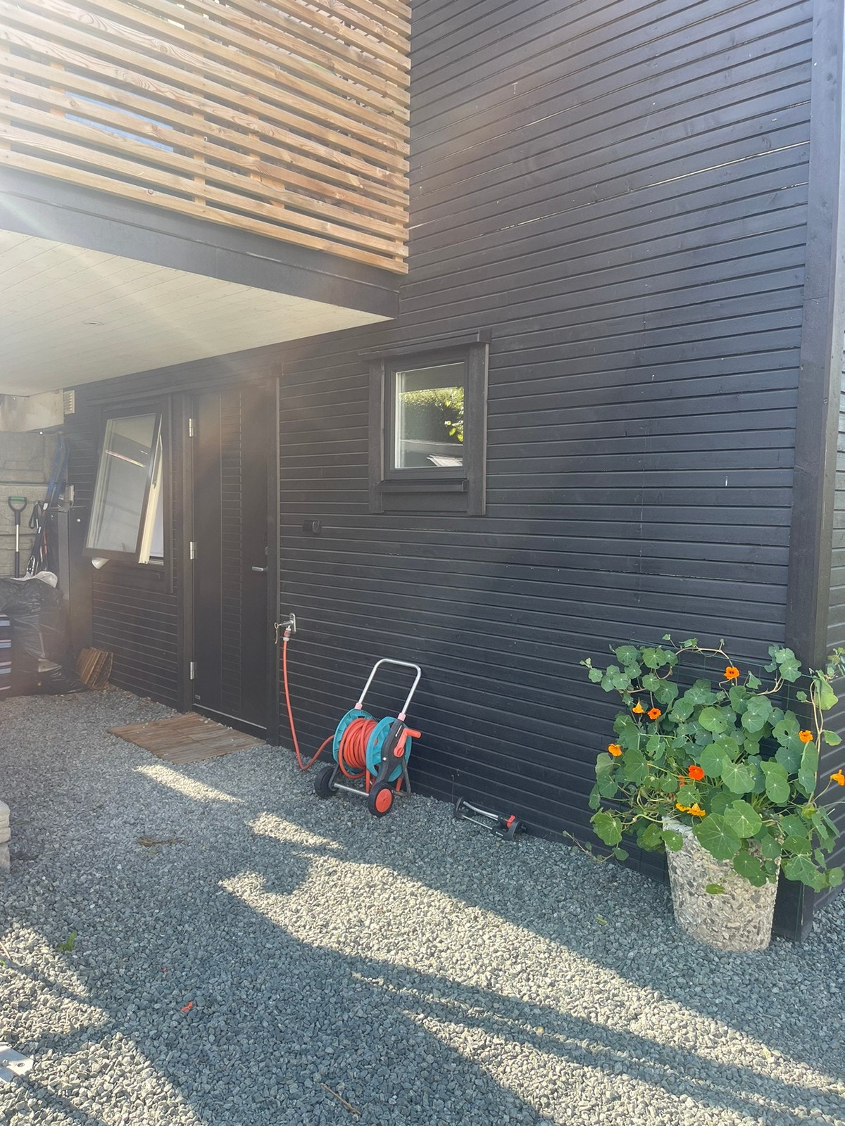 Inngangsparti med takoverbygg og downlights Galleribilde