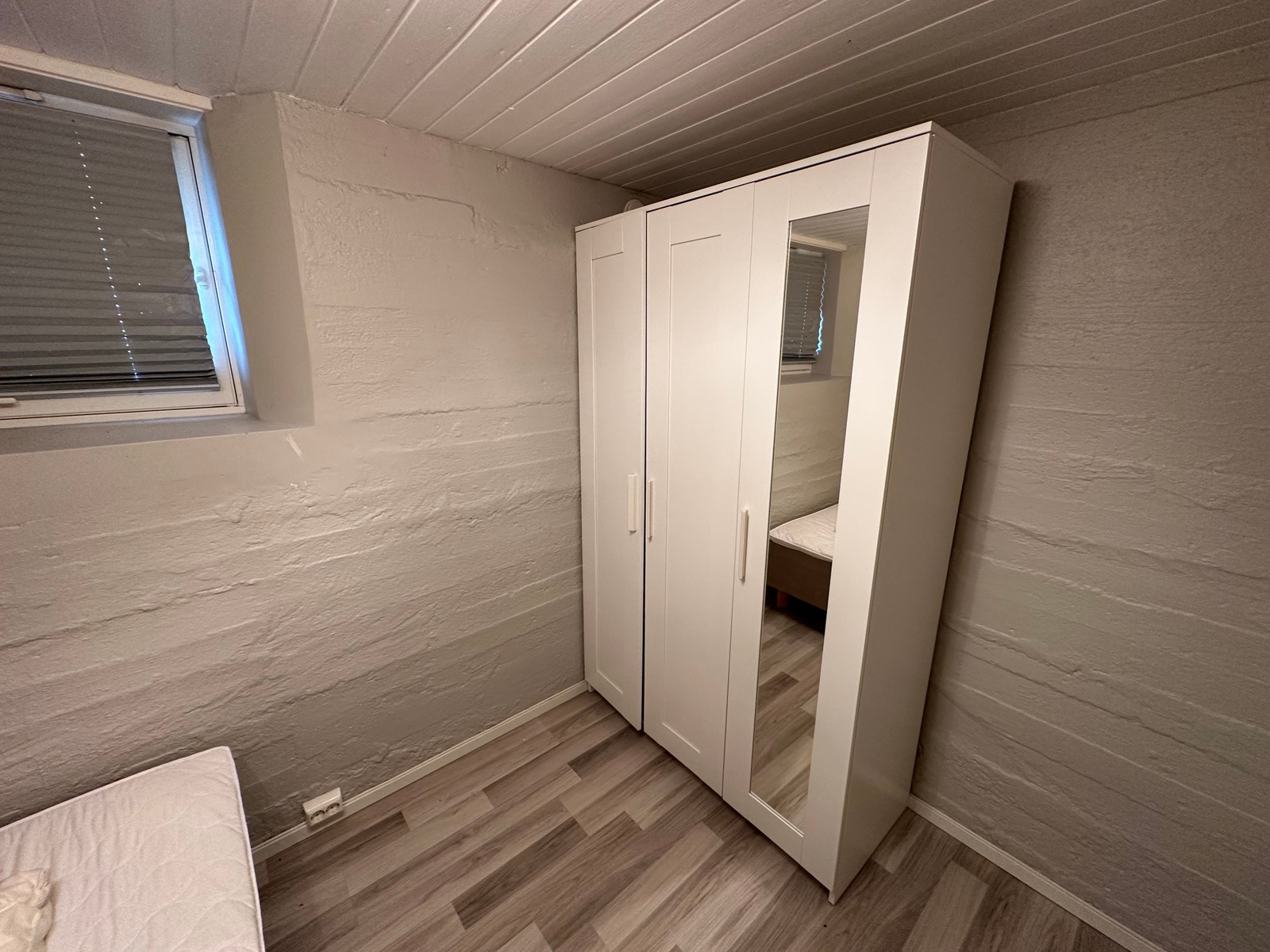 Romslig klesskap på soverom Galleribilde