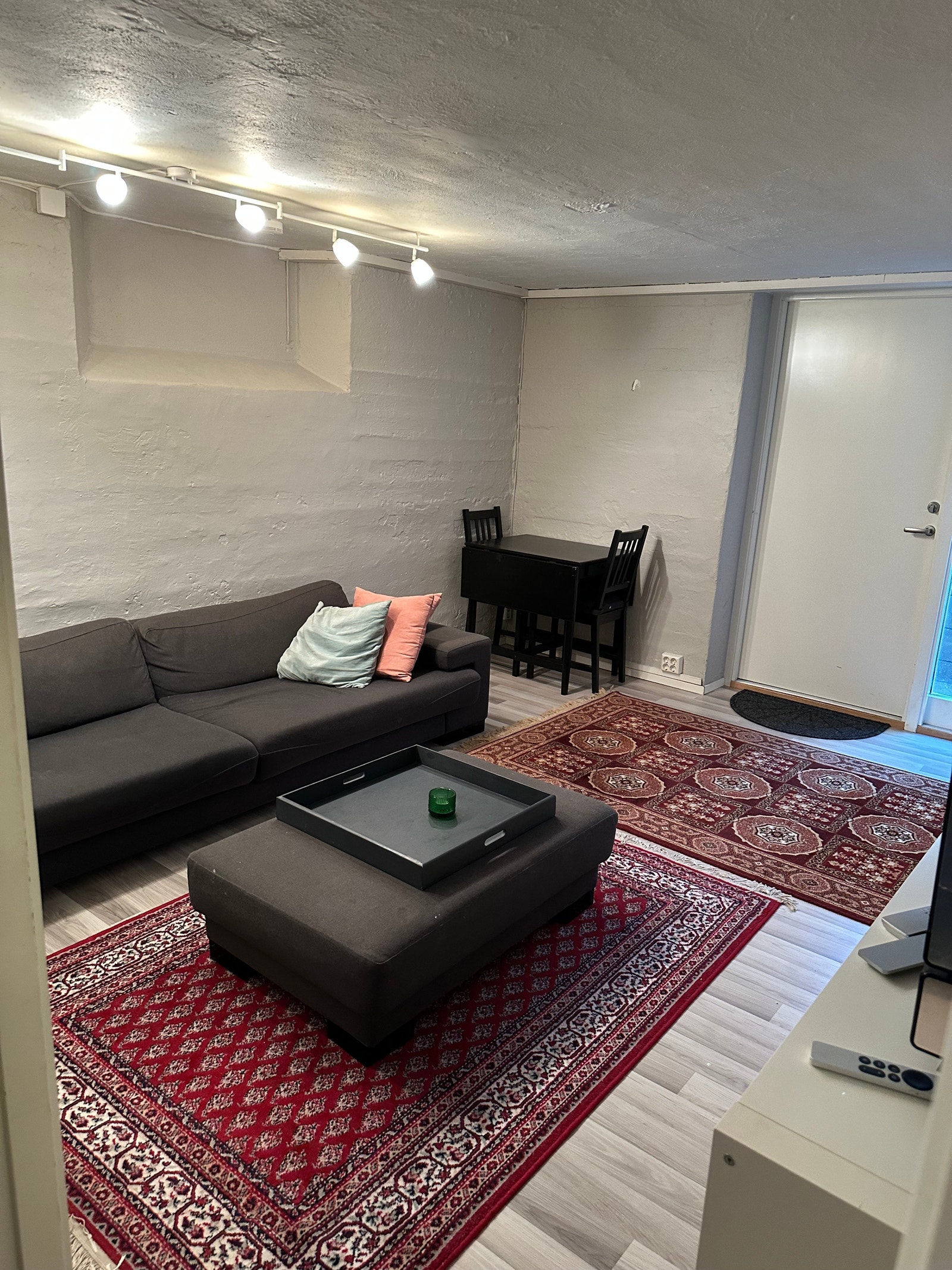 Romslig stue med plass til spisebord og sofa. Opplegg til tv Galleribilde