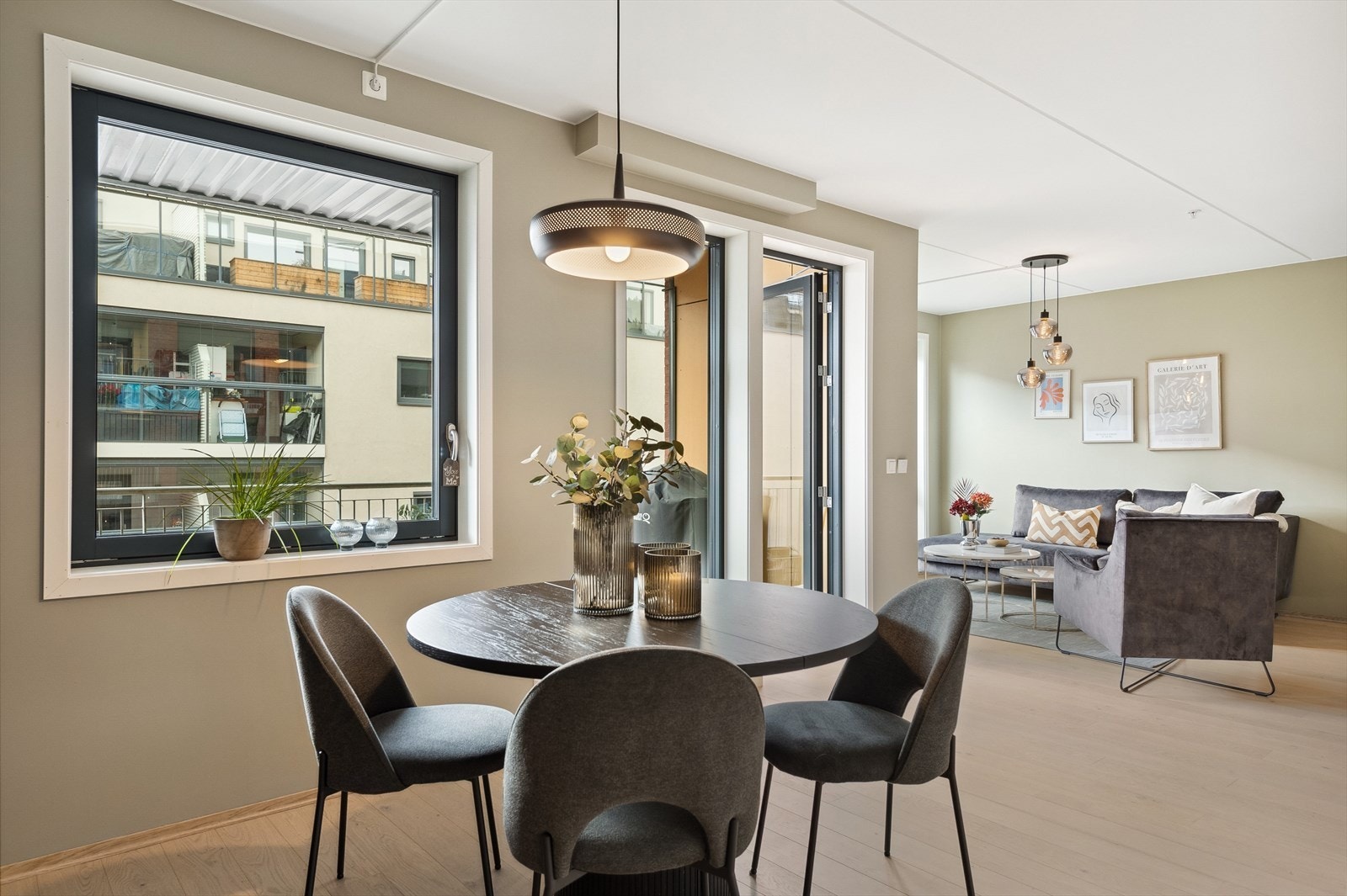Store vinduer gir gode lysforhold Galleribilde