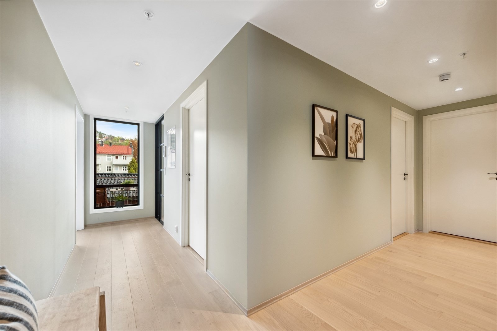 Stort entre med god plass m/innvendig bod (hyller medfølger). Galleribilde
