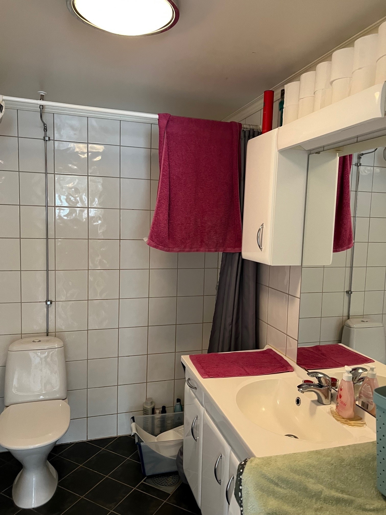 Bad med dusj/WC og plass for vaskemaskin Galleribilde