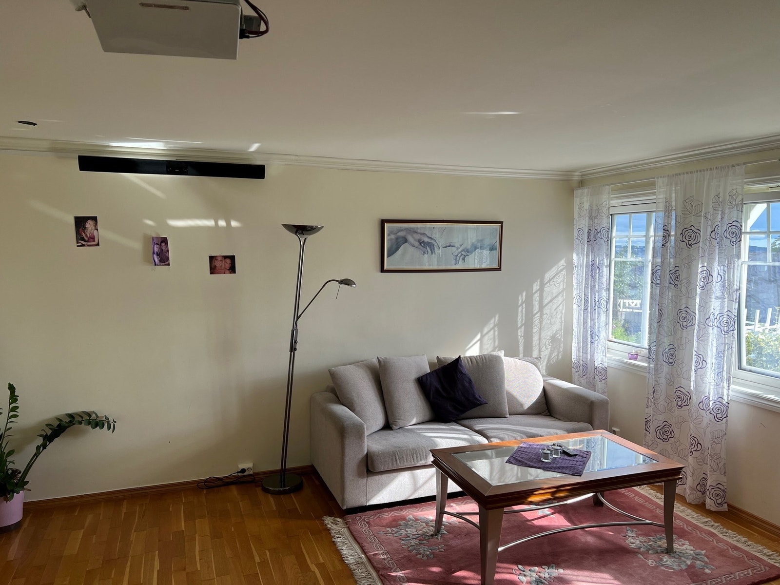 Stue med god plass Sofa fra tidligere leietaker Galleribilde