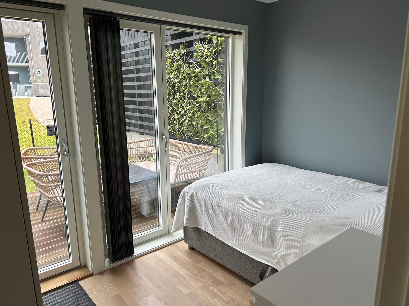 Soverom med utgang til terrasse Galleribilde