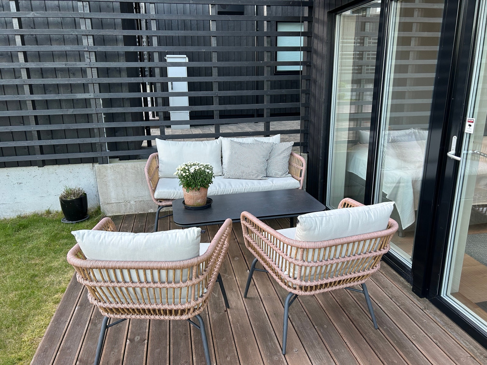 Egen terrasse med hagemøbler Galleribilde