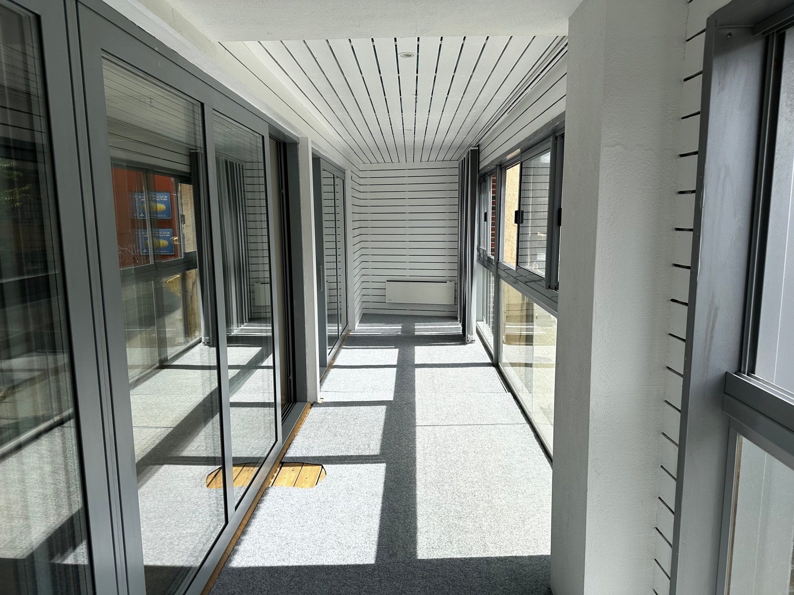 Balkongen fanger opp støy fra gata, så leiligheten holder seg både stille og varm Galleribilde