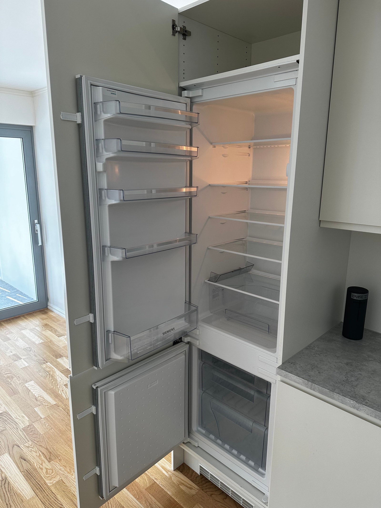 Lover bobler i kjøleskapet ved innflytt Galleribilde