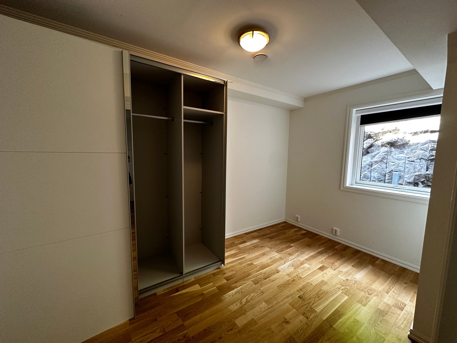 Soverom nr. 1 – vindu ut mot bakgården Galleribilde