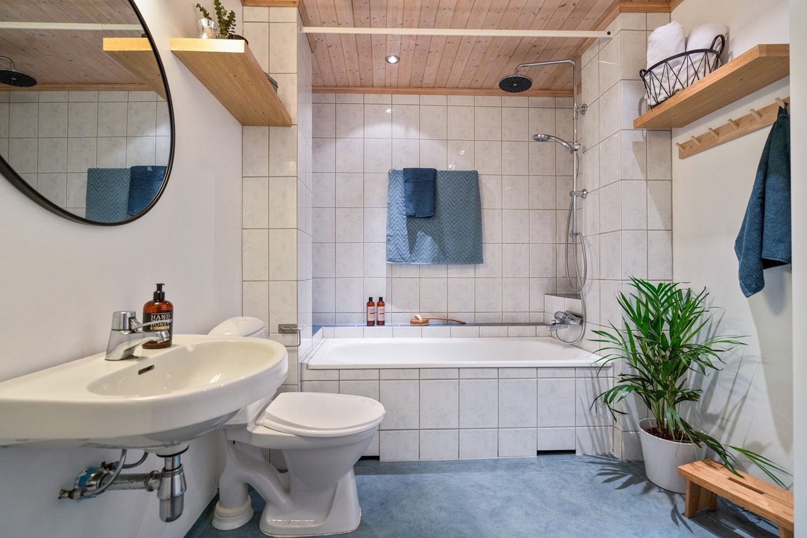 Stort bad med badekar Galleribilde