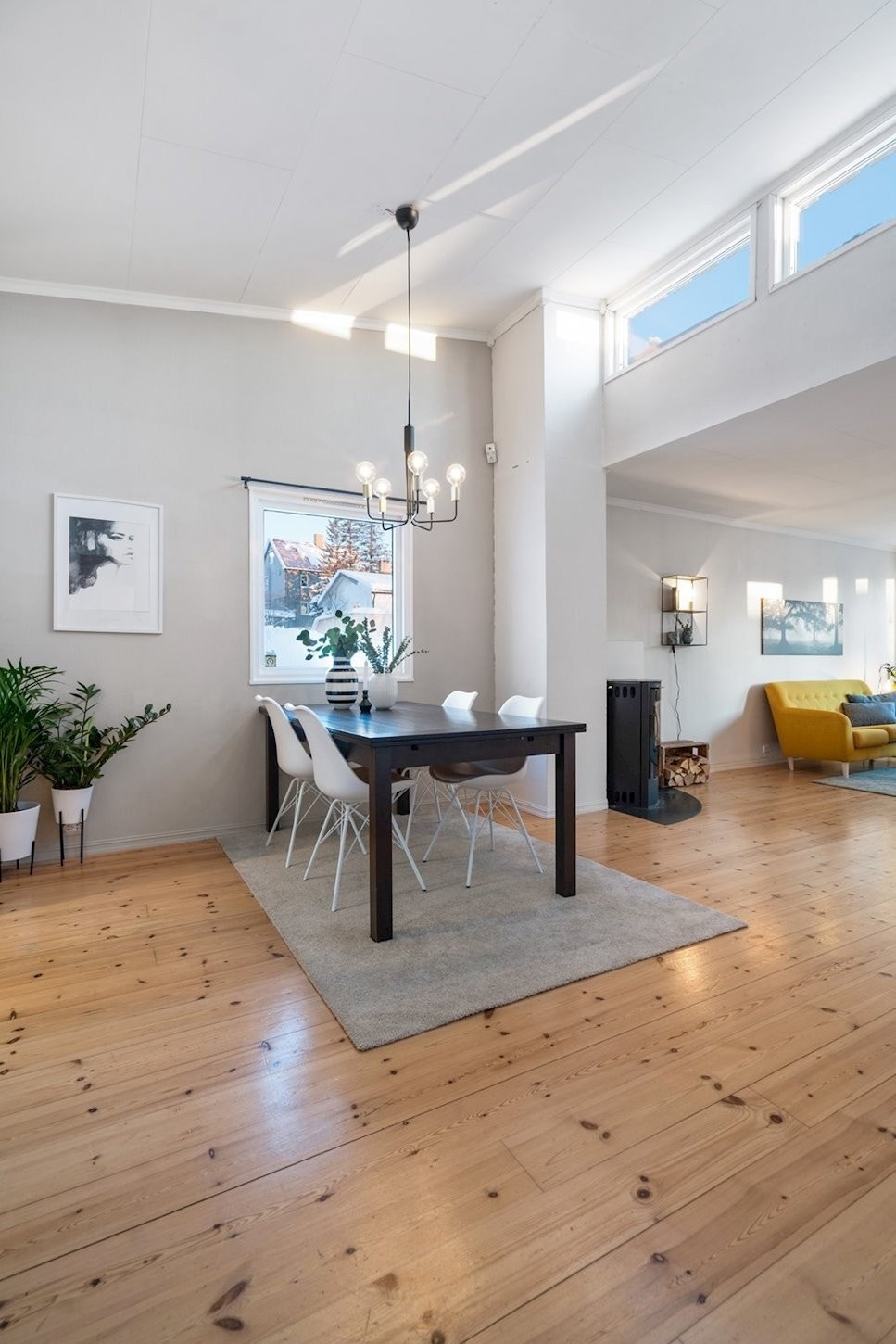 Luftig og lys stue. Galleribilde