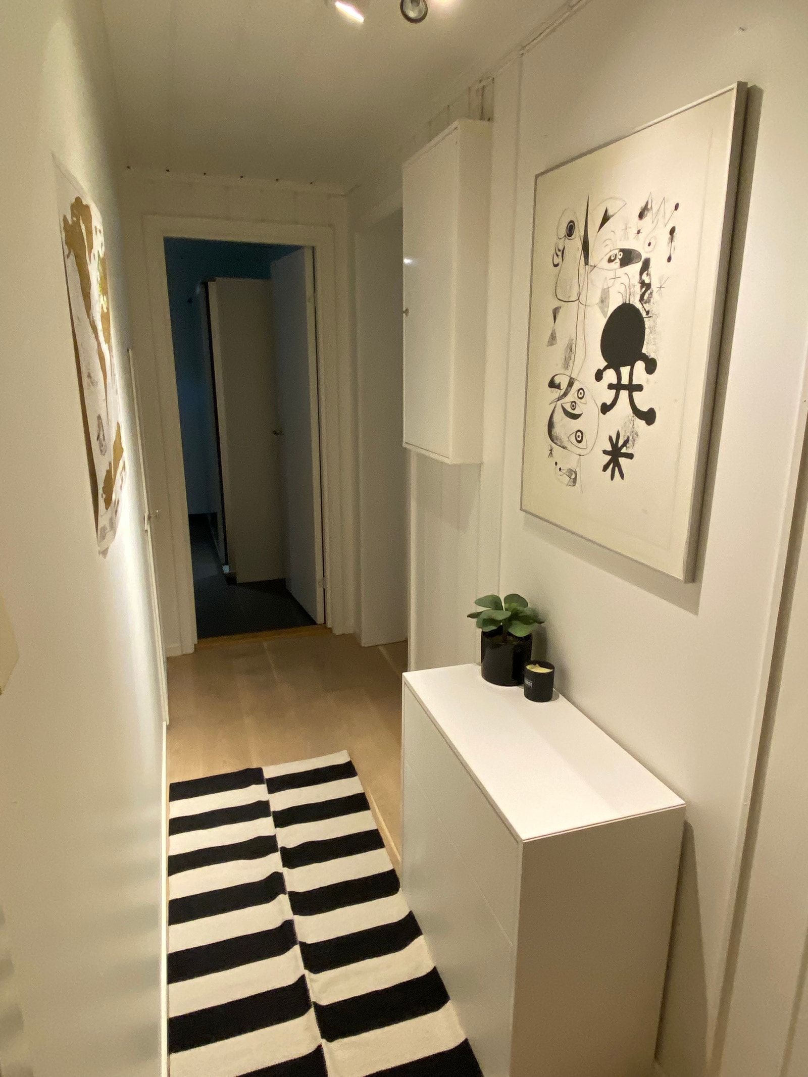 Gang mellom stue og bad - bildet tatt i retning yttergang og stue. Galleribilde