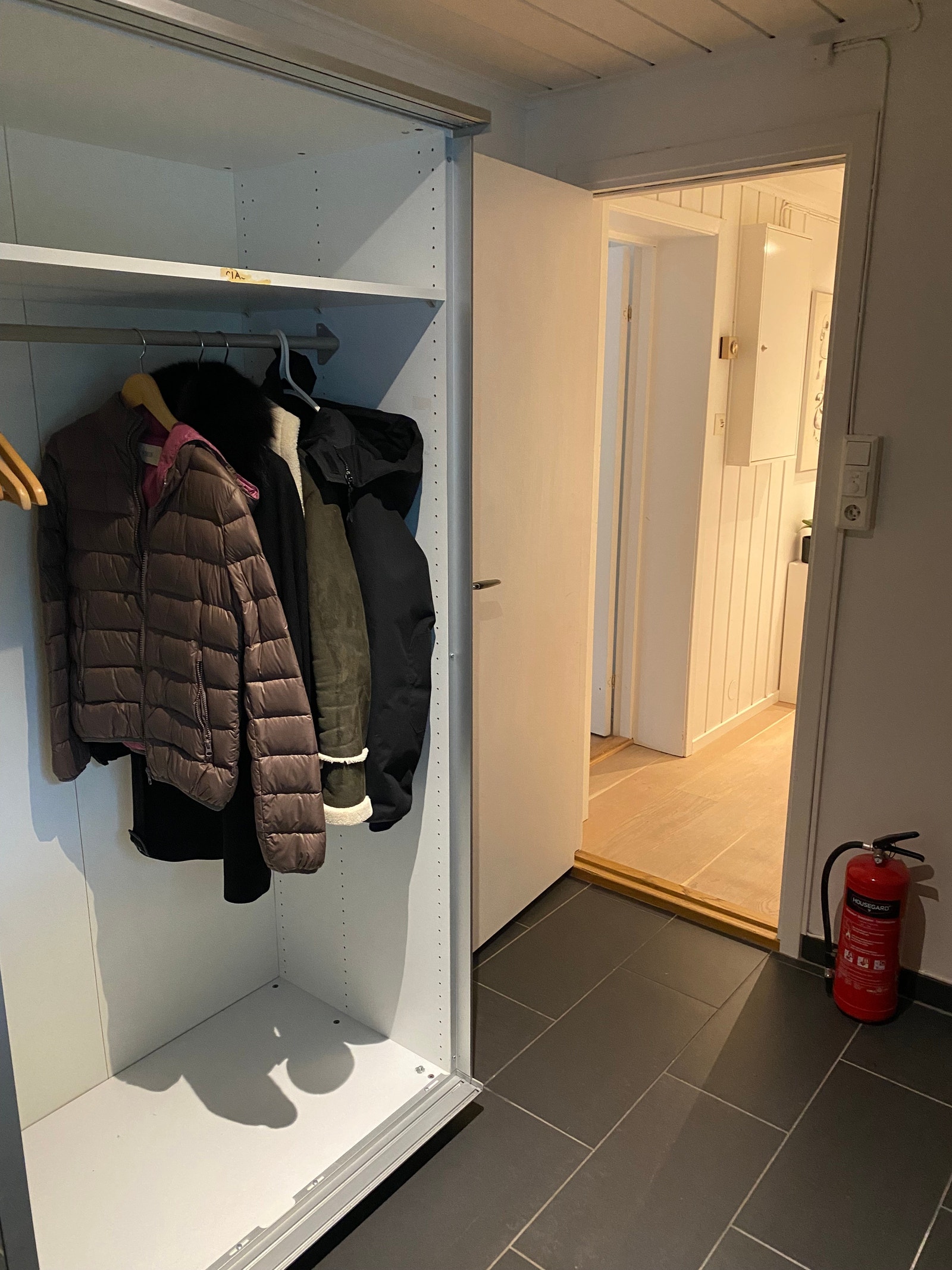 Stort speil-skap med mye plass. Galleribilde